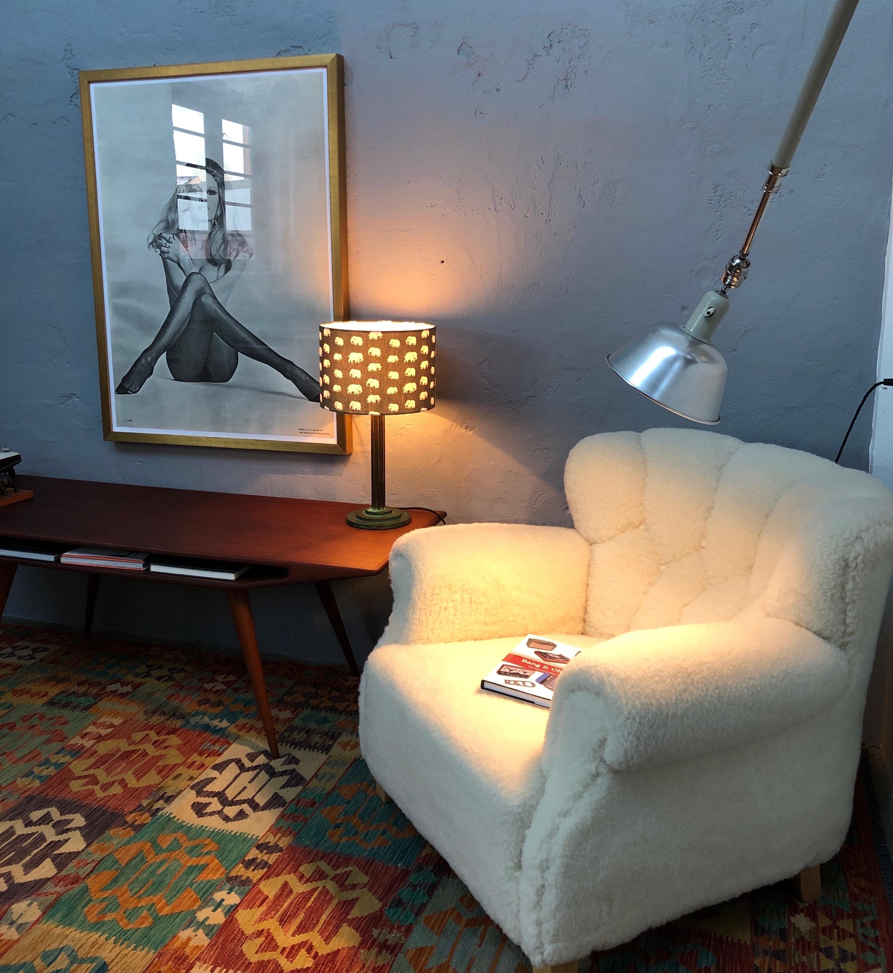Milieu du XXe siècle Lampe de bureau Art Déco en laiton ajustée avec un abat-jour Svensk Tenn en vente