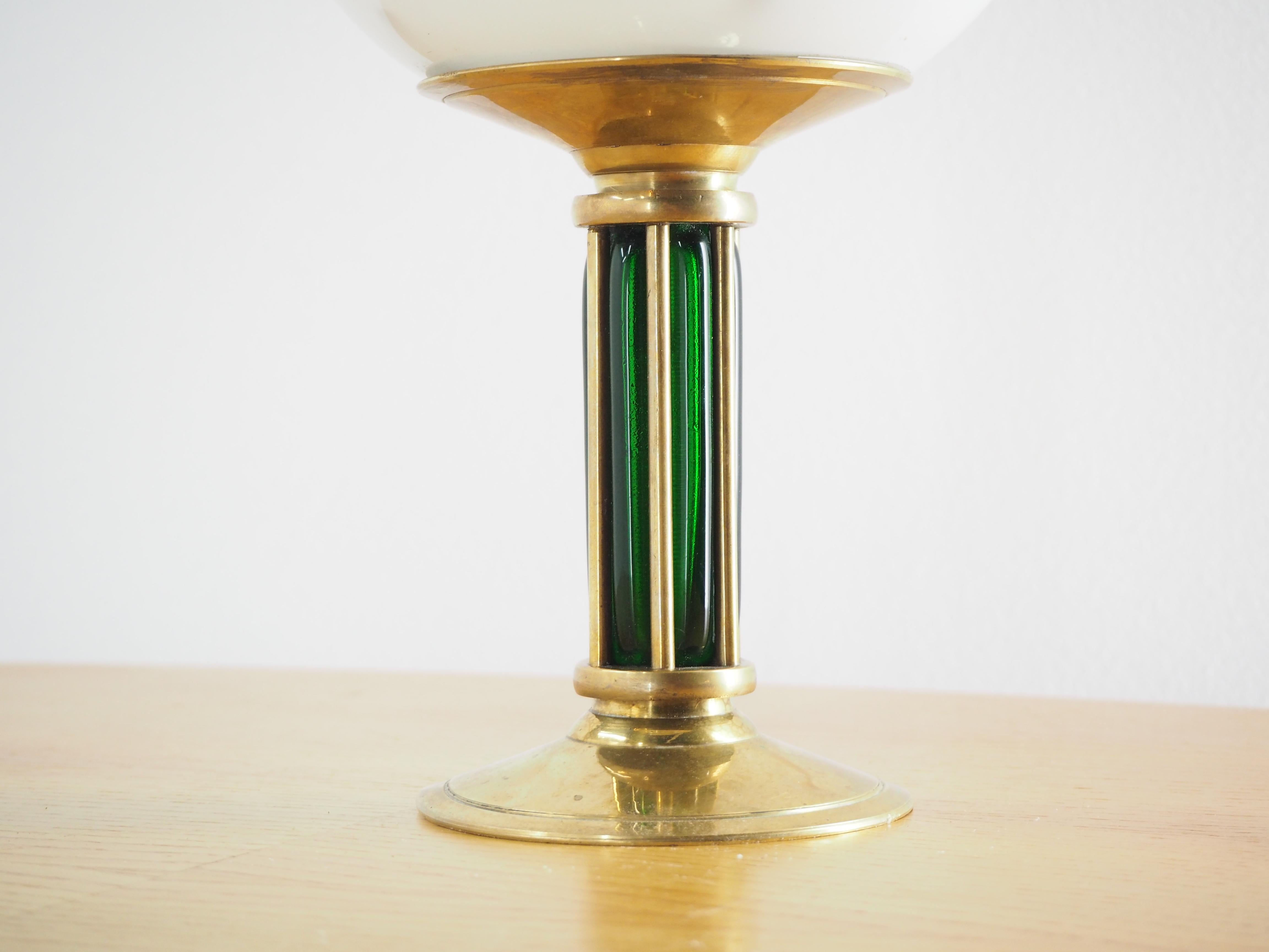 - In original condition
- New electric cable
- All functional
- Art Deco table lamp
- Brass and green glass
- Cable is 85cm long.
   