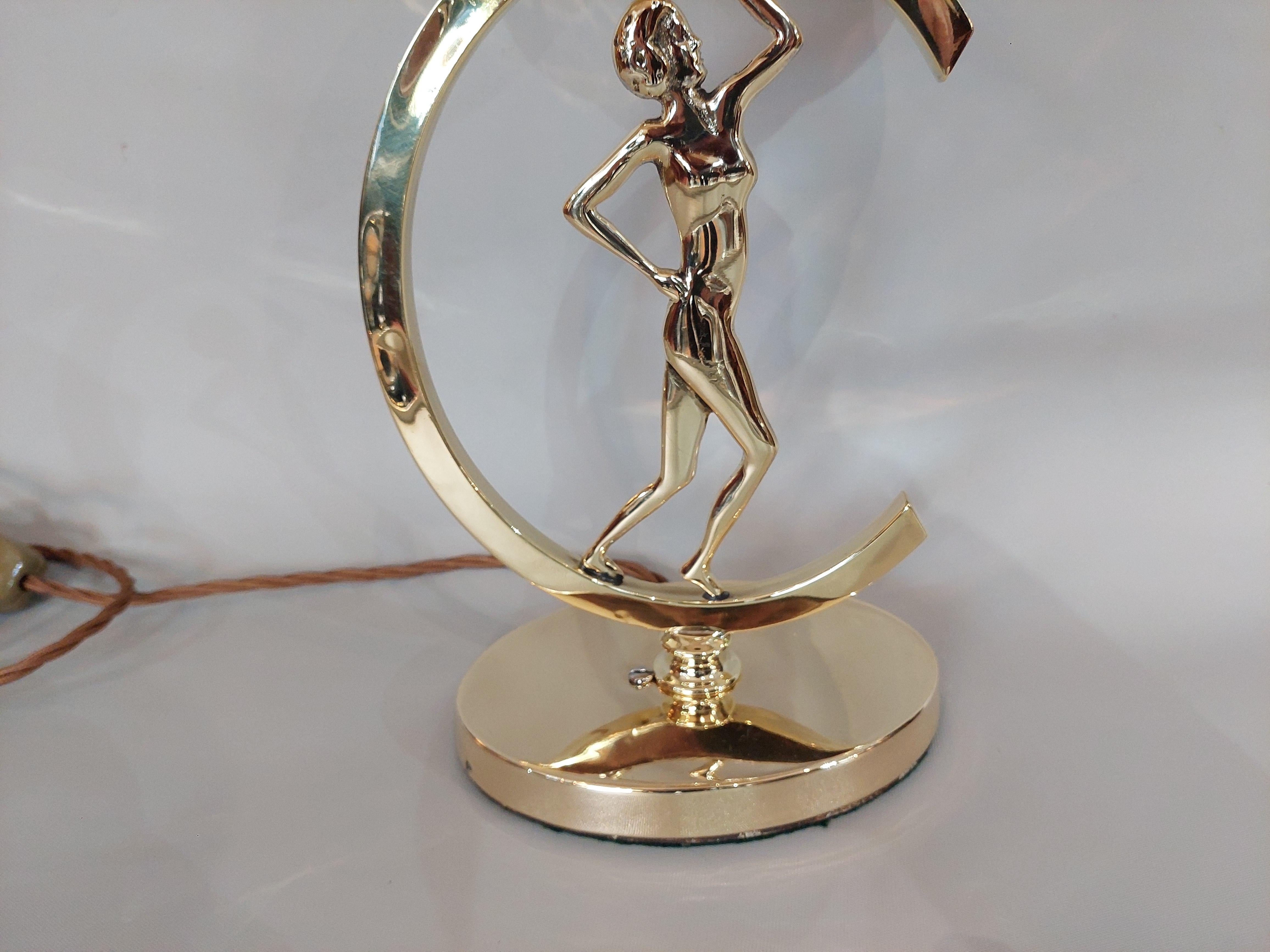 Milieu du XXe siècle Lampe de table Art déco en laiton en vente
