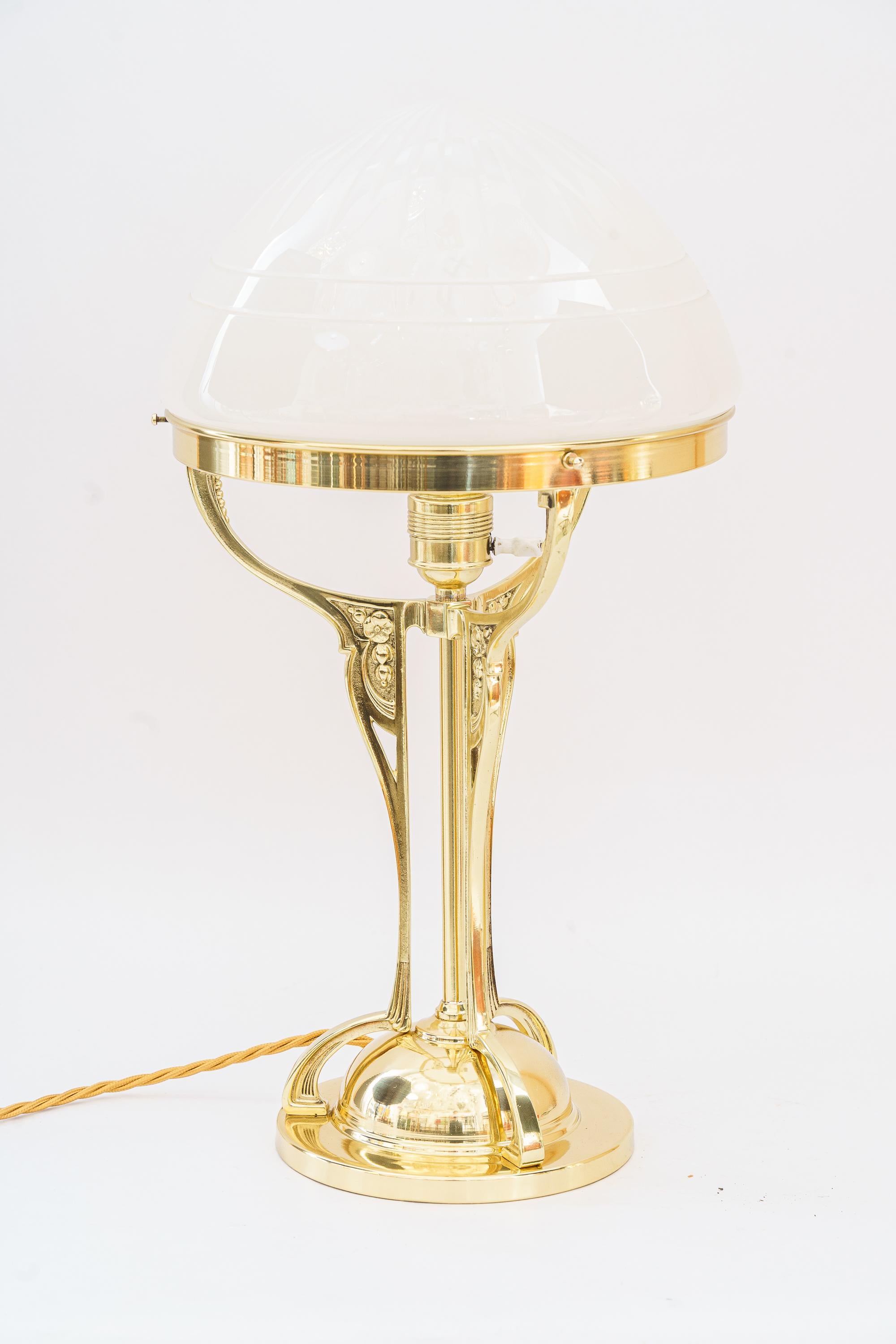 Art Deco Messing Tischlampe Wien um 1920er Jahre
Messing poliert und emailliert
Geschliffener Glasschirm