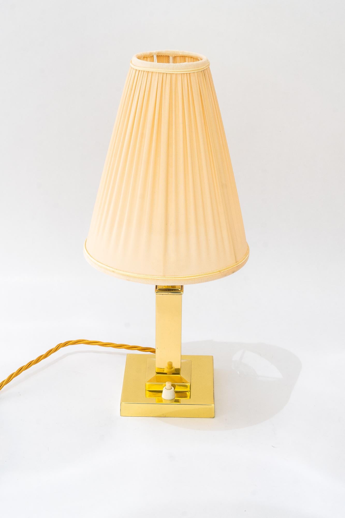 Art Deco Messing Tischlampe mit Stoffschirm Wien um 1920er Jahre
Messing poliert und emailliert
der Stoffschirm wird ersetzt ( neu )