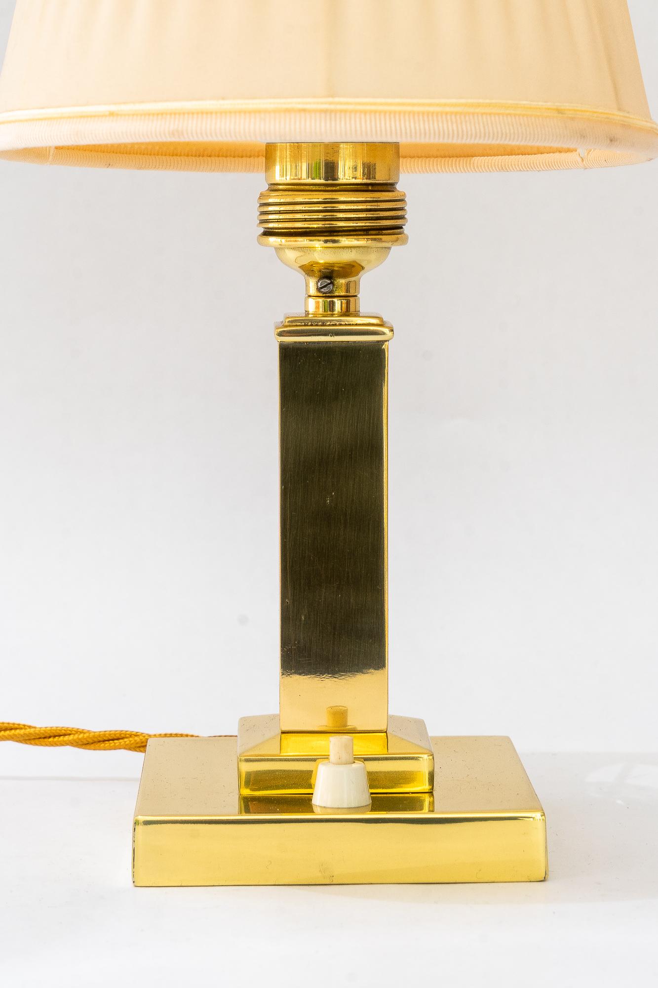 Art Deco Messing Tischlampe mit Stoffschirm Wien um 1920er Jahre (Art déco) im Angebot