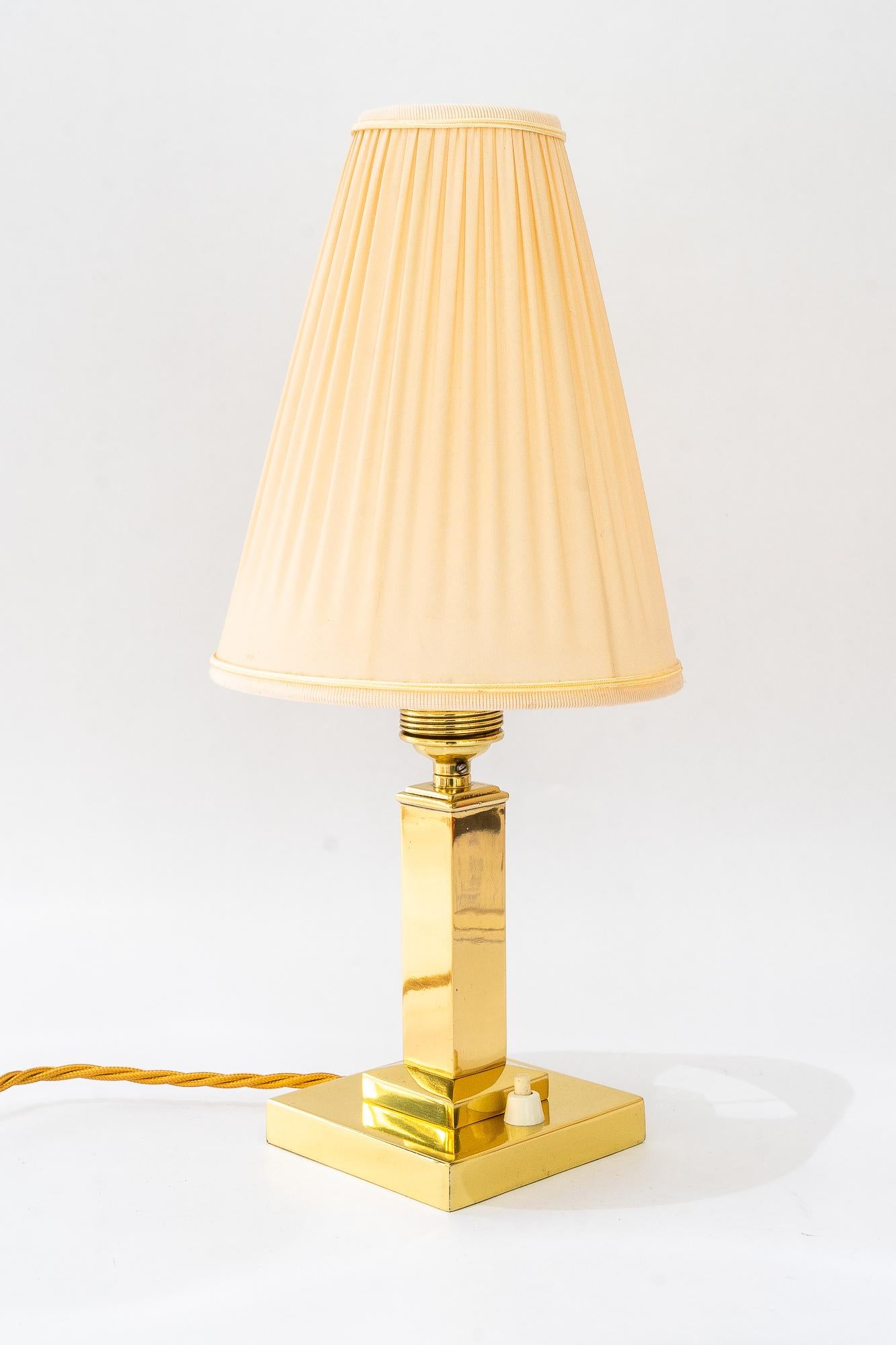 Art Deco Messing Tischlampe mit Stoffschirm Wien um 1920er Jahre (Österreichisch) im Angebot
