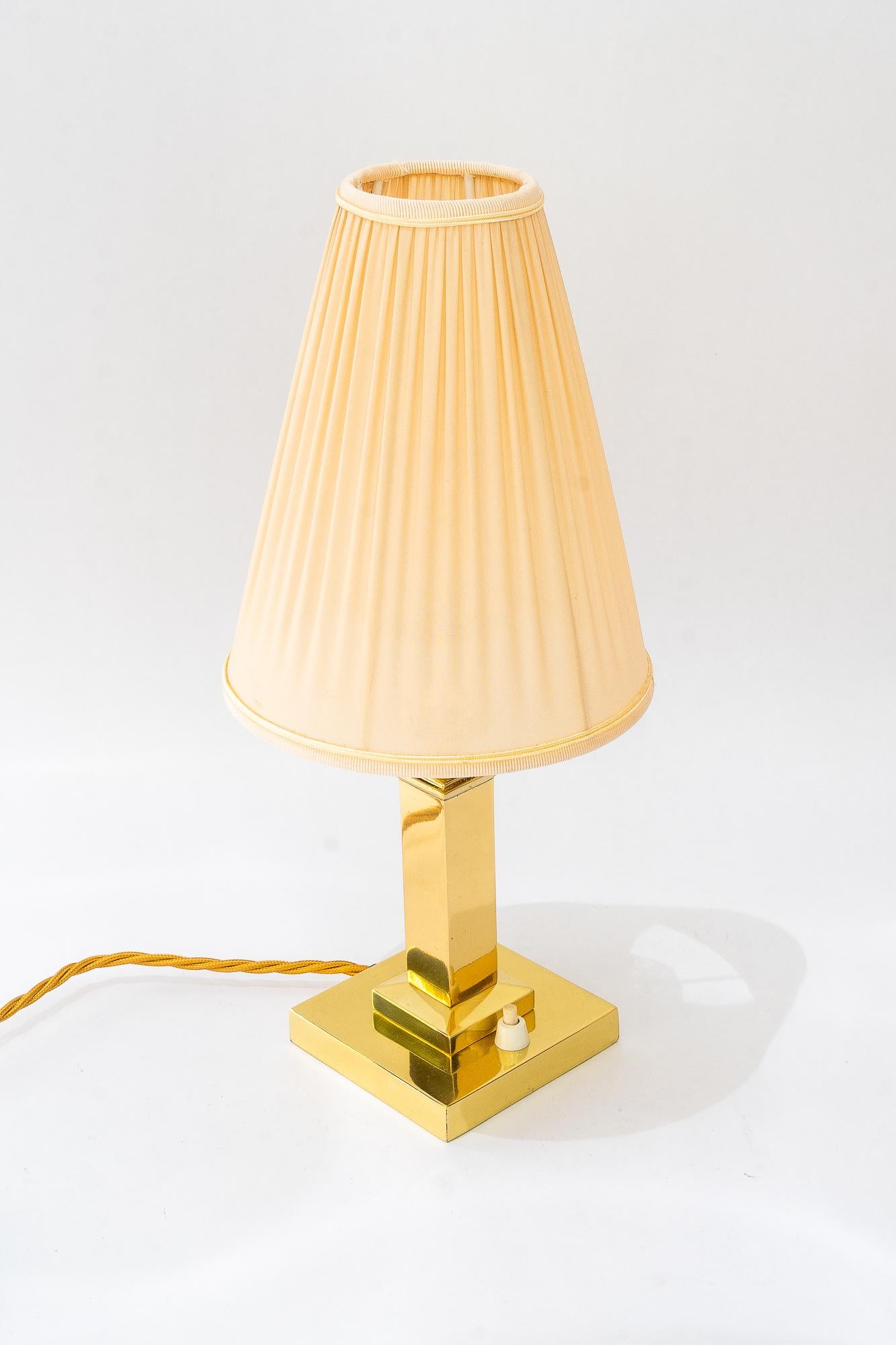 Art Deco Messing Tischlampe mit Stoffschirm Wien um 1920er Jahre (Lackiert) im Angebot