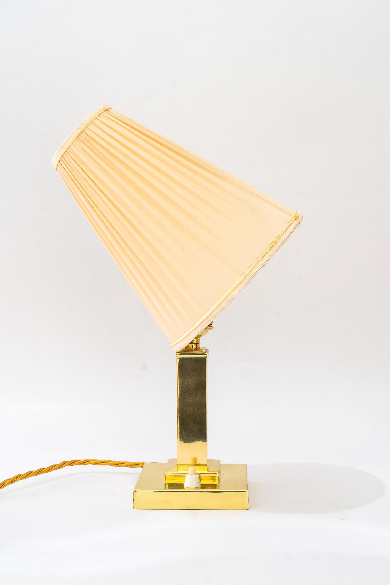 Art Deco Messing Tischlampe mit Stoffschirm Wien um 1920er Jahre im Angebot 1
