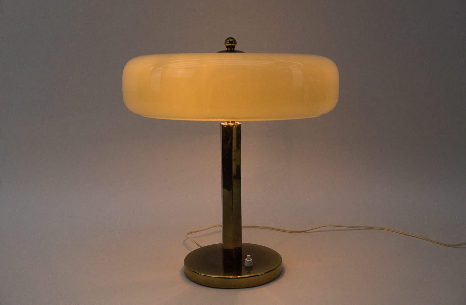 Exceptional and elegant Mid-Century Modern brass table lamp.

Executed in massive brass, the lamp comes with 2 x E27 / E26 Edison screw fit bulb sockets, is wired, in working condition and runs both on 110 / 230 volt.

Good original vintage