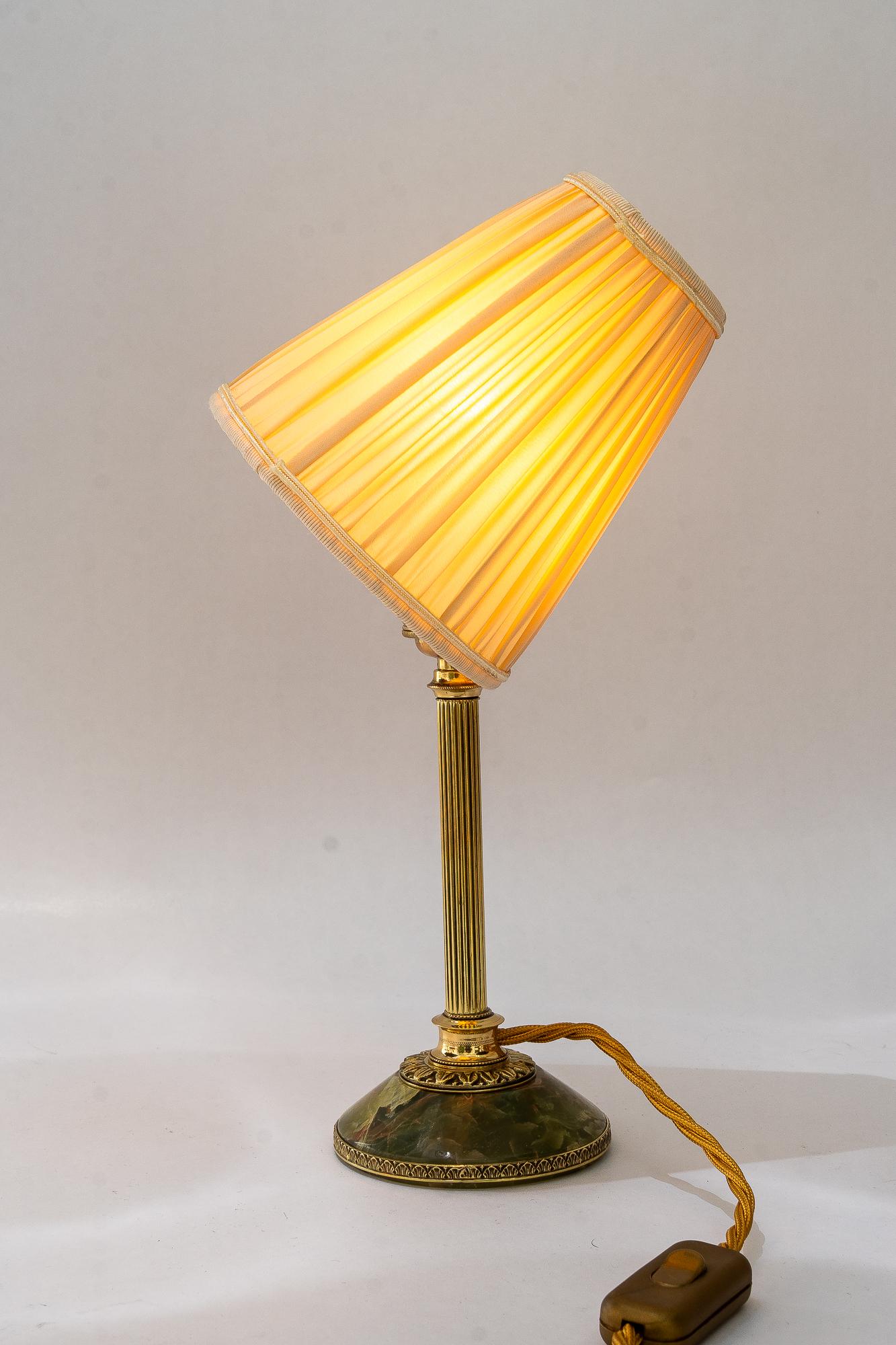 Lámpara de mesa Art Decó de latón con base de jade y pantalla de tela hacia 1920 en venta 3