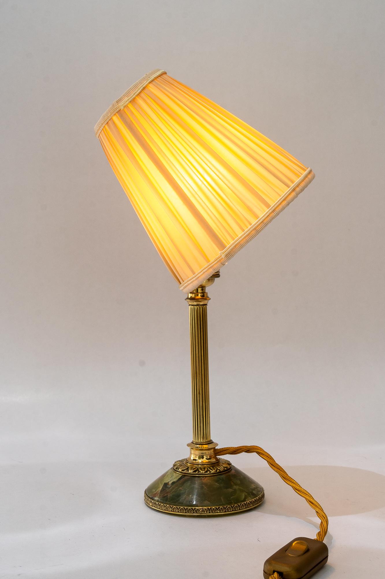 Lámpara de mesa Art Decó de latón con base de jade y pantalla de tela hacia 1920 en venta 4