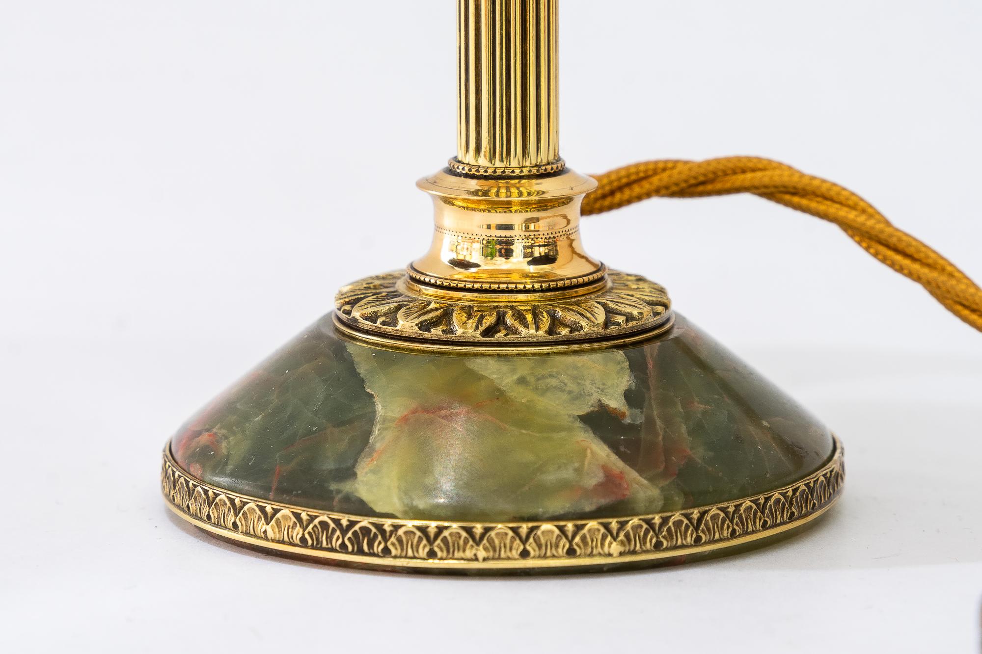 Lámpara de mesa Art Decó de latón con base de jade y pantalla de tela hacia 1920
Latón pulido y esmaltado al horno
Se sustituye la pantalla de tela ( nueva )