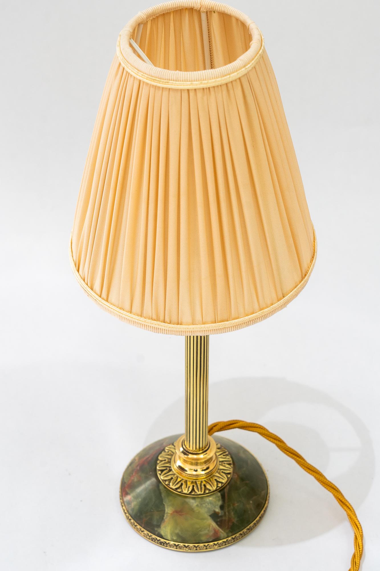 Lámpara de mesa Art Decó de latón con base de jade y pantalla de tela hacia 1920 en Bueno estado para la venta en Wien, AT