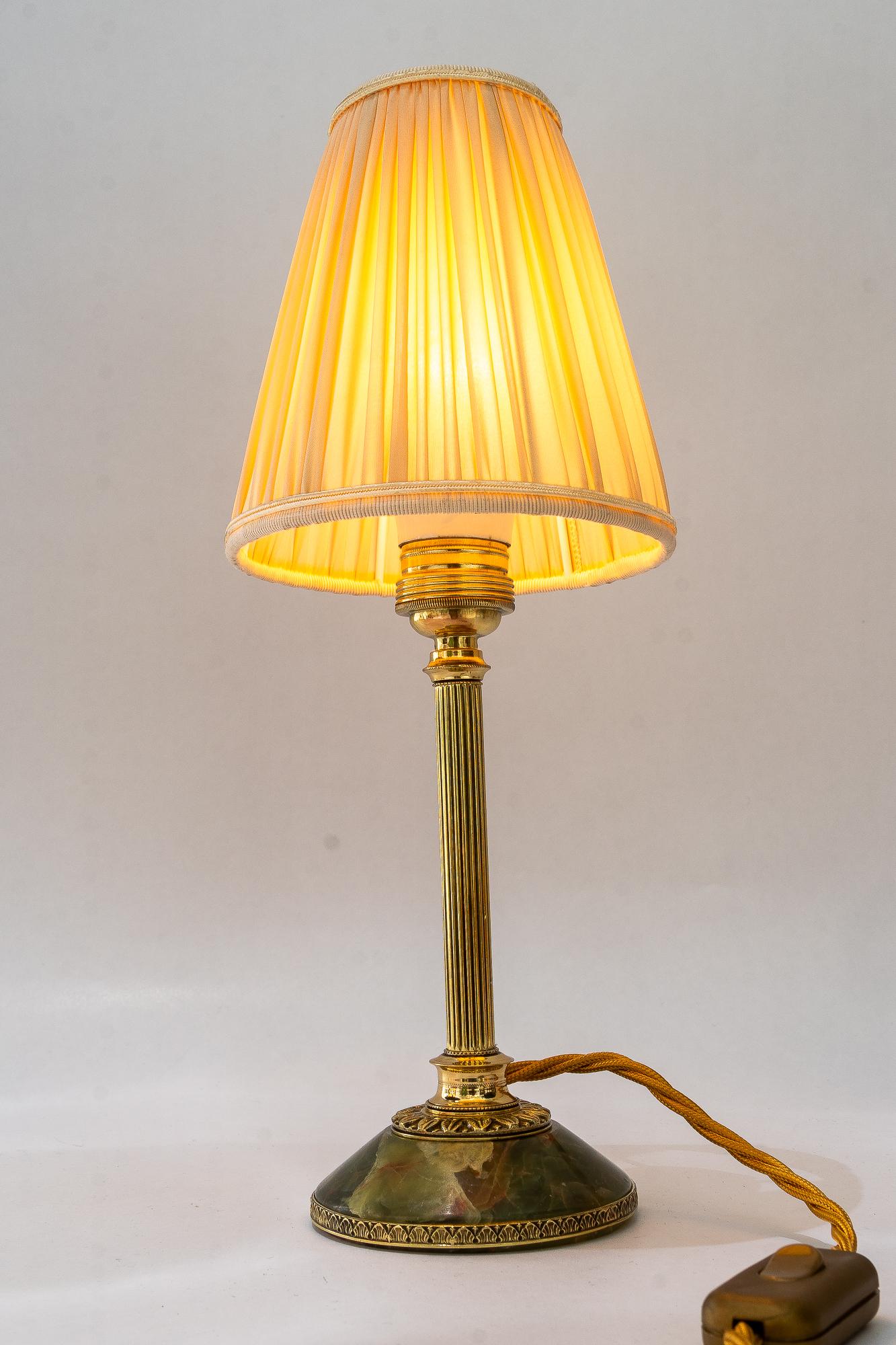 Lámpara de mesa Art Decó de latón con base de jade y pantalla de tela hacia 1920 en venta 1