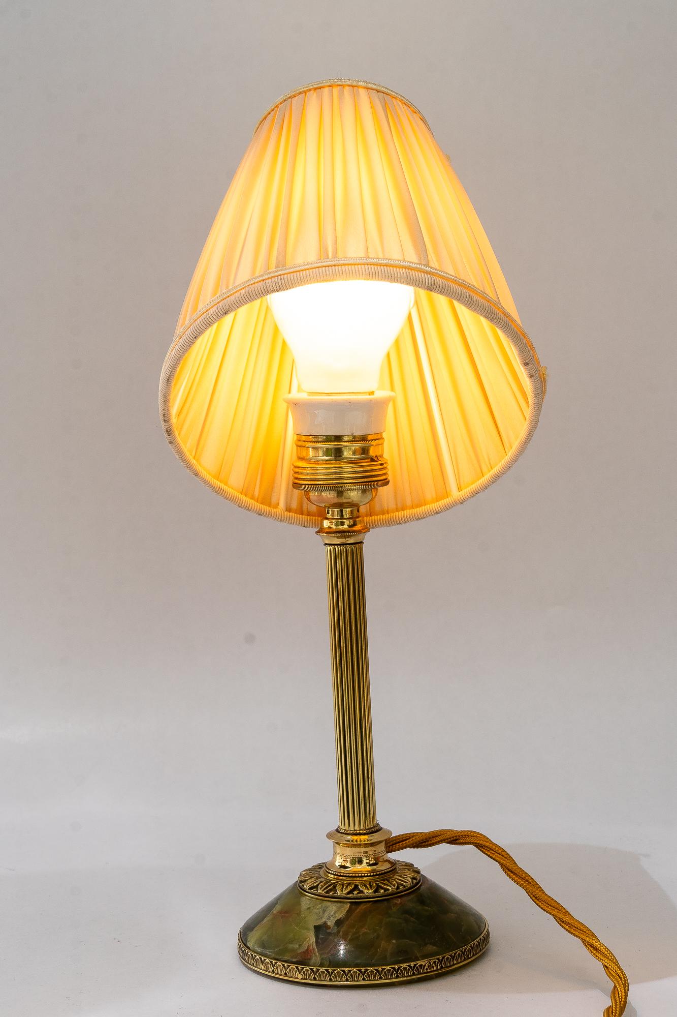 Lámpara de mesa Art Decó de latón con base de jade y pantalla de tela hacia 1920 en venta 2