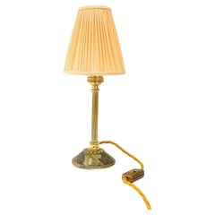 Lampada da tavolo Art Deco in ottone con base in giada e paralume in tessuto degli anni '20 circa
