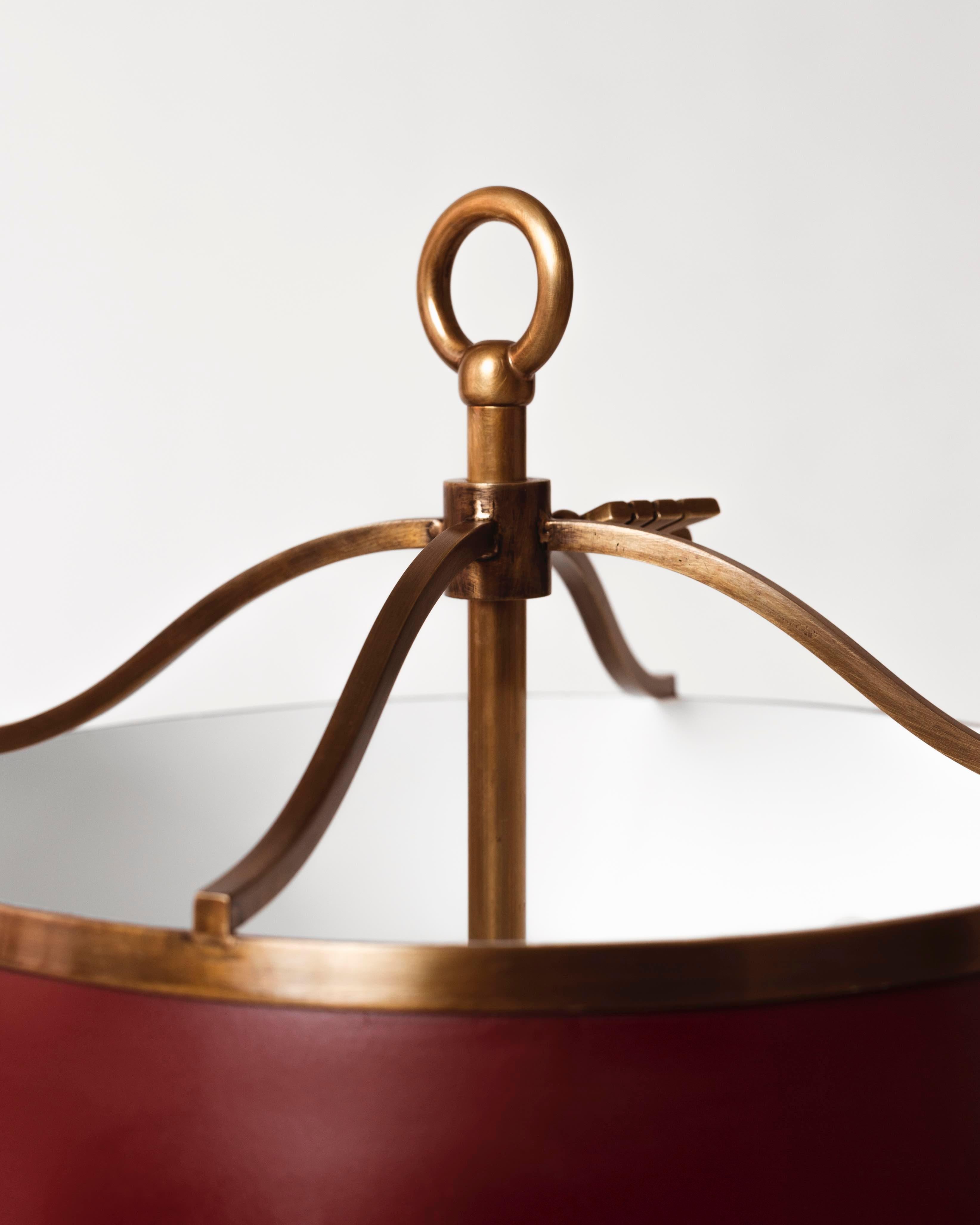 Tischlampe aus Messing mit lackiertem Messingschirm.
Diese Lampe ist das, was wir als eklektisch historisch bezeichnen, da sie ägyptische, römische, englische und neoklassische Elemente kombiniert. Der Einfluss der alten Kulturen und der primitiven