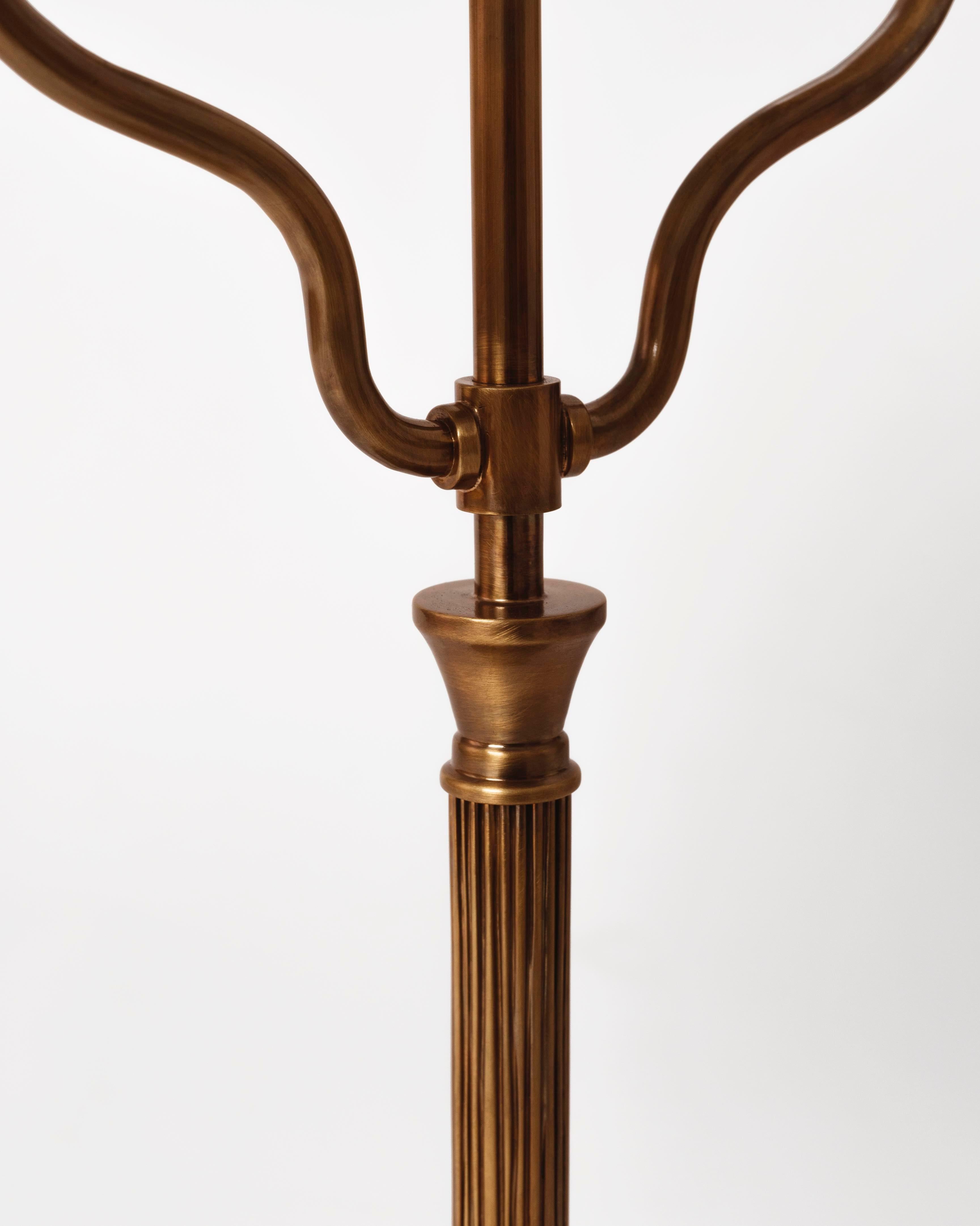 Art-Déco-Tischlampe aus Messing mit lackiertem Messingschirm (Art déco) im Angebot
