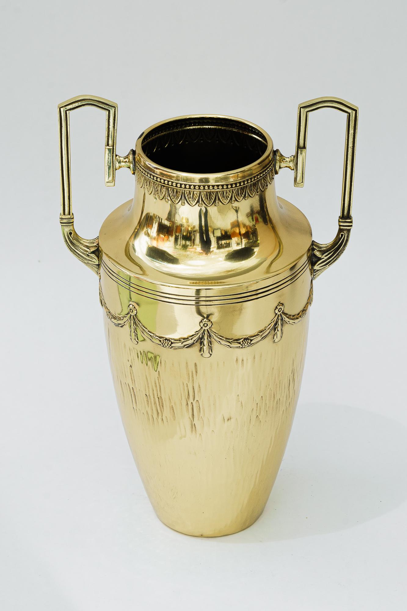 Vaso in ottone Art Deco di Vienna degli anni '20 circa
Ottone lucidato e smaltato a fuoco
