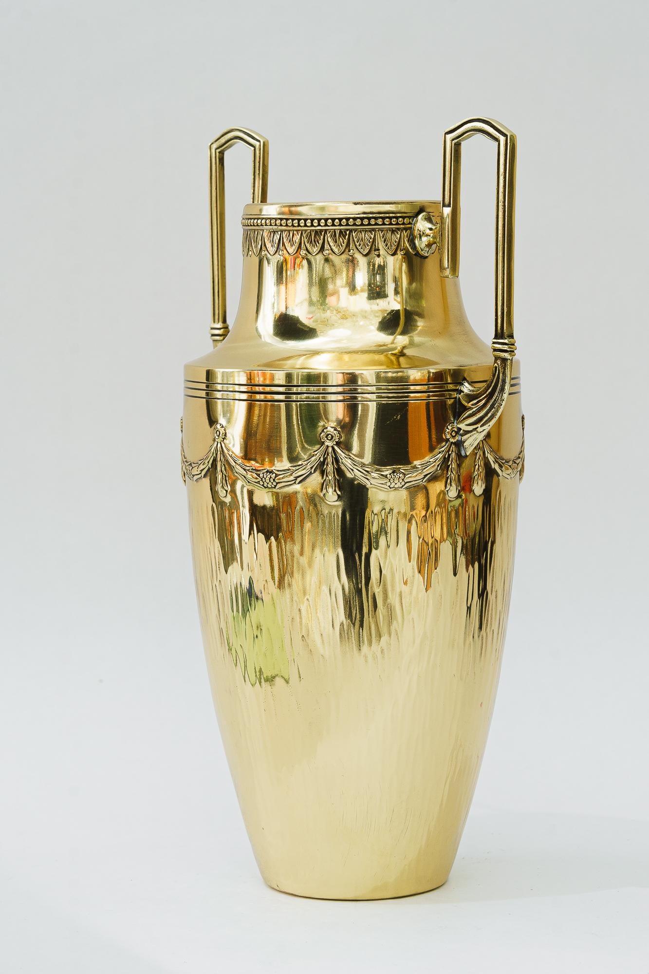 Vaso in ottone Art Deco di Vienna degli anni '20 circa In condizioni buone in vendita a Wien, AT