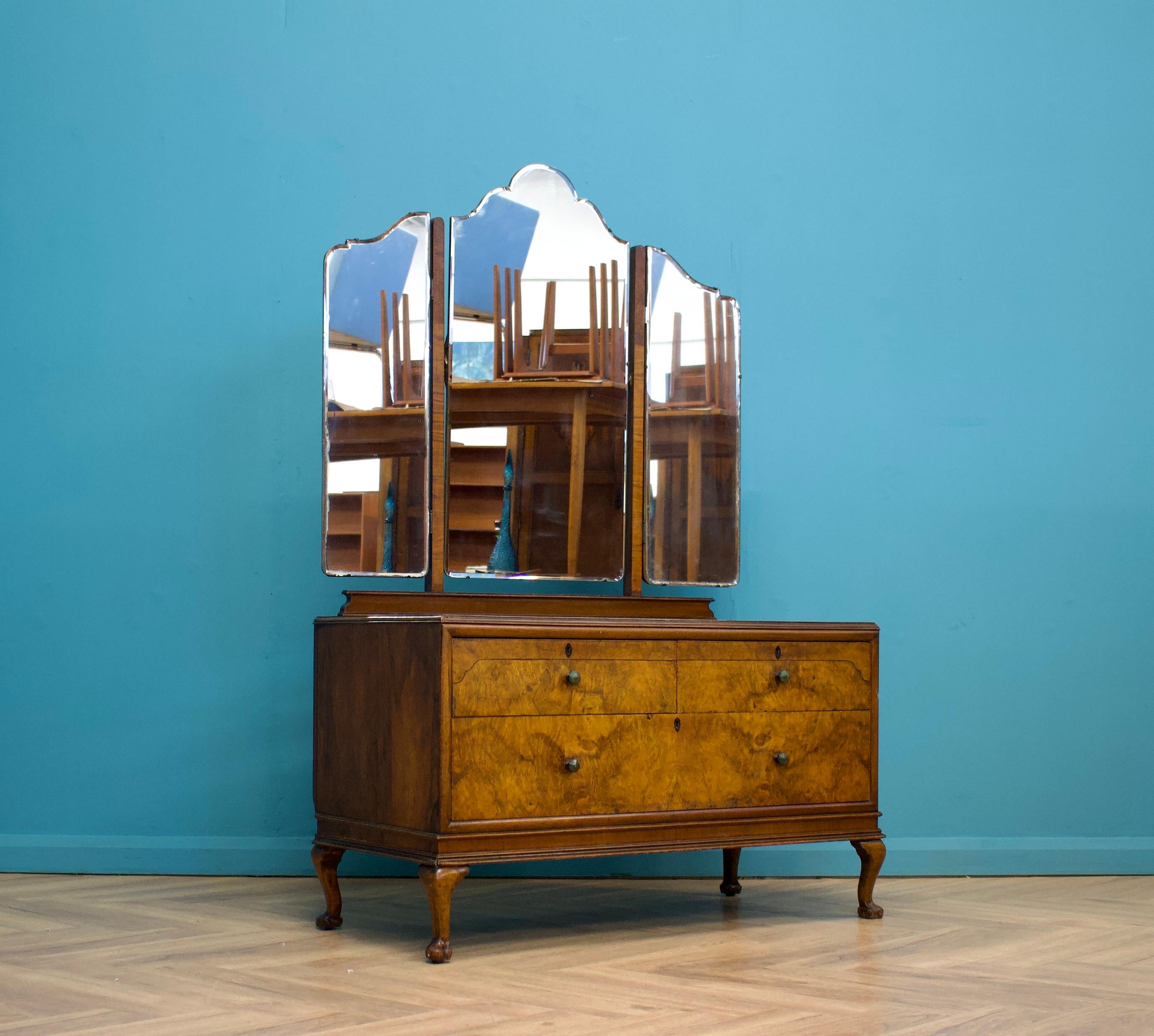 Ankleidekommode aus Nussbaum im Art-Deco-Stil   - circa 1930er Jahre
Ausgestattet mit einem Triptychon-Spiegel und drei Schubladen


Die Höhe bis zur Oberkante des Spiegels beträgt 173 cm.


Der passende Tallboy ist separat zu erwerben