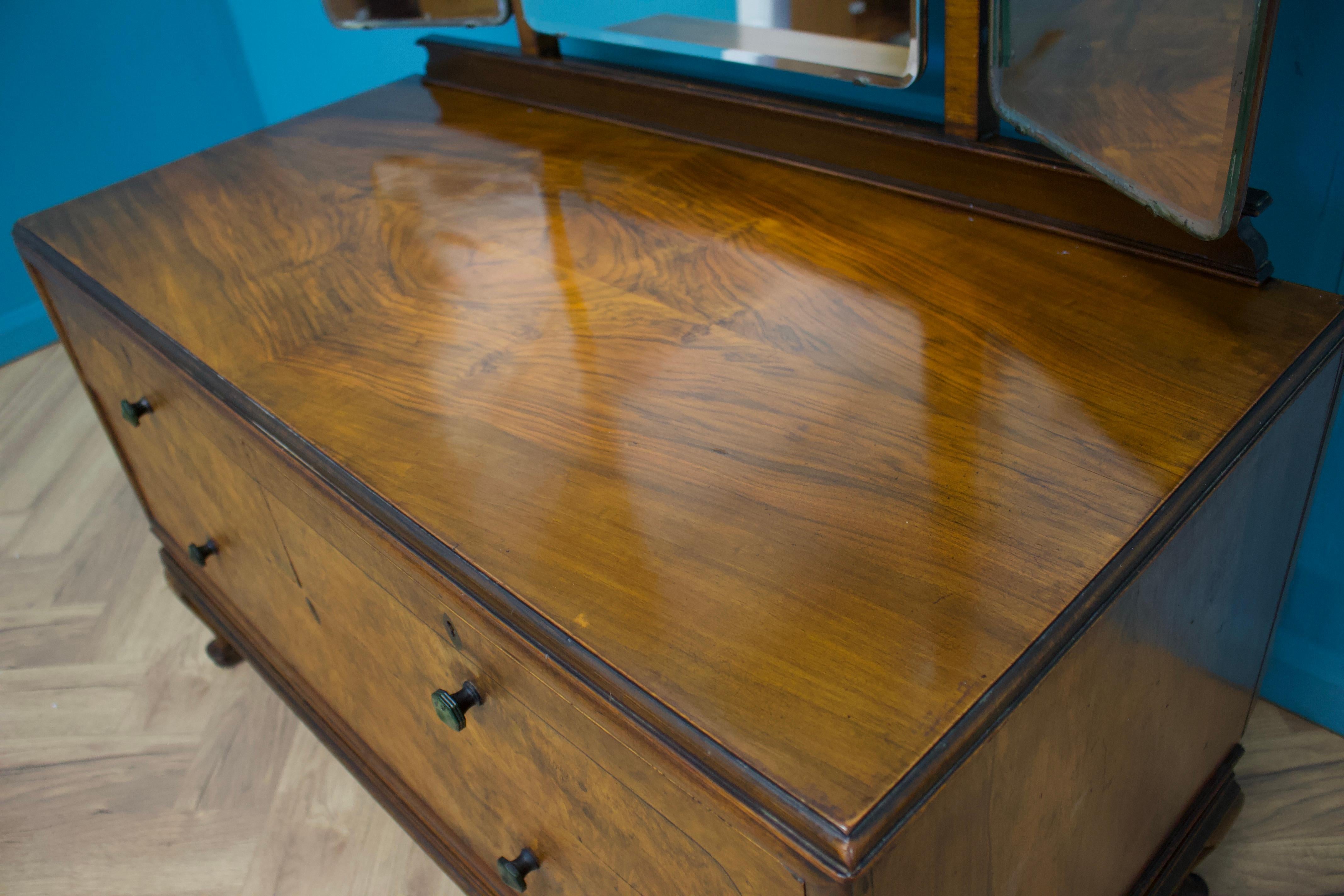 Art Deco Britische Kommode aus Wurzelnussholz, 1930er Jahre (Holz) im Angebot