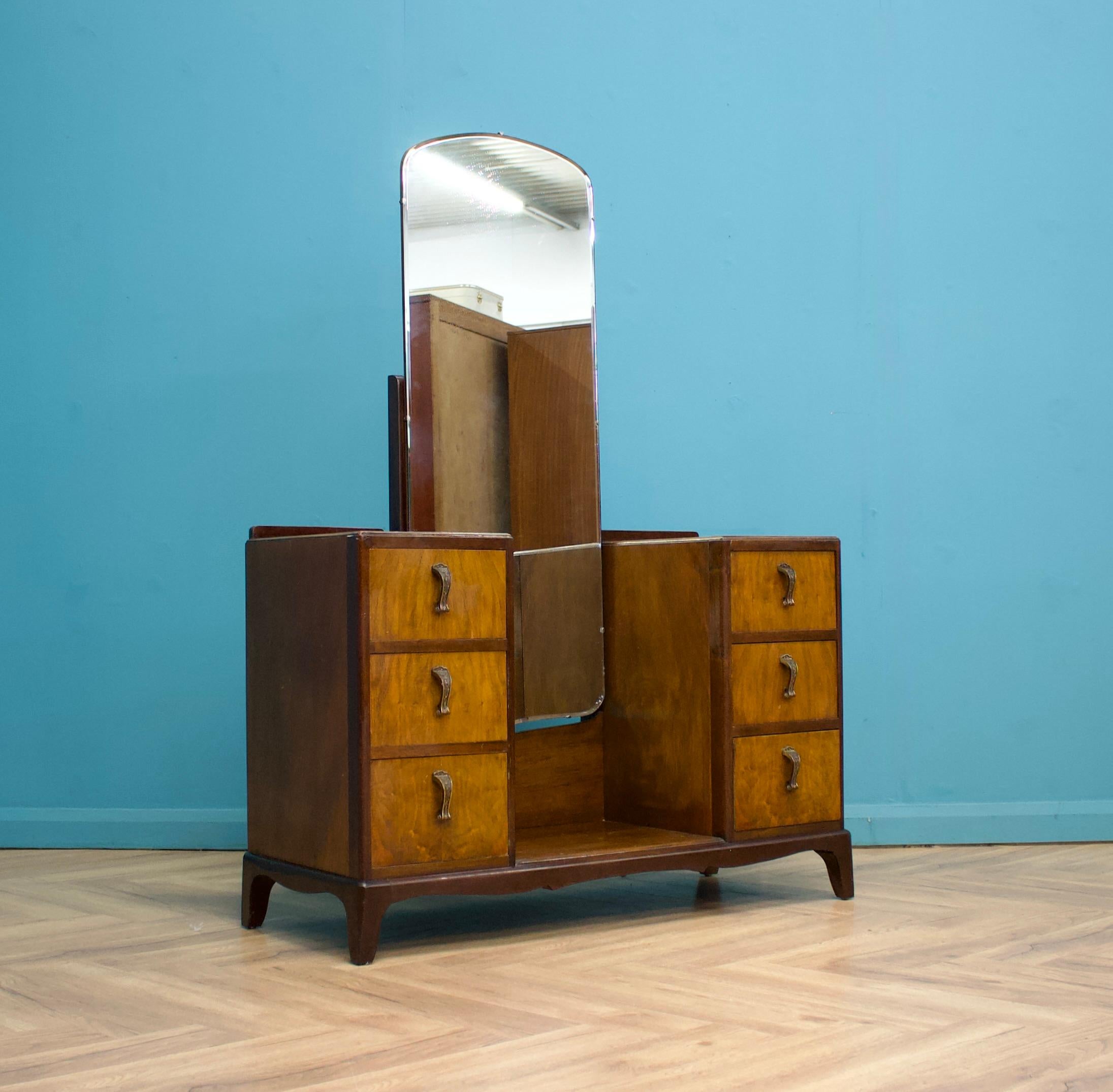 Commode Art Déco en noyer de Beithcraft - vers 1950
Miroir réglable sur toute la longueur

La hauteur du miroir est de 157 cm.

Le buffet assorti est vendu séparément.