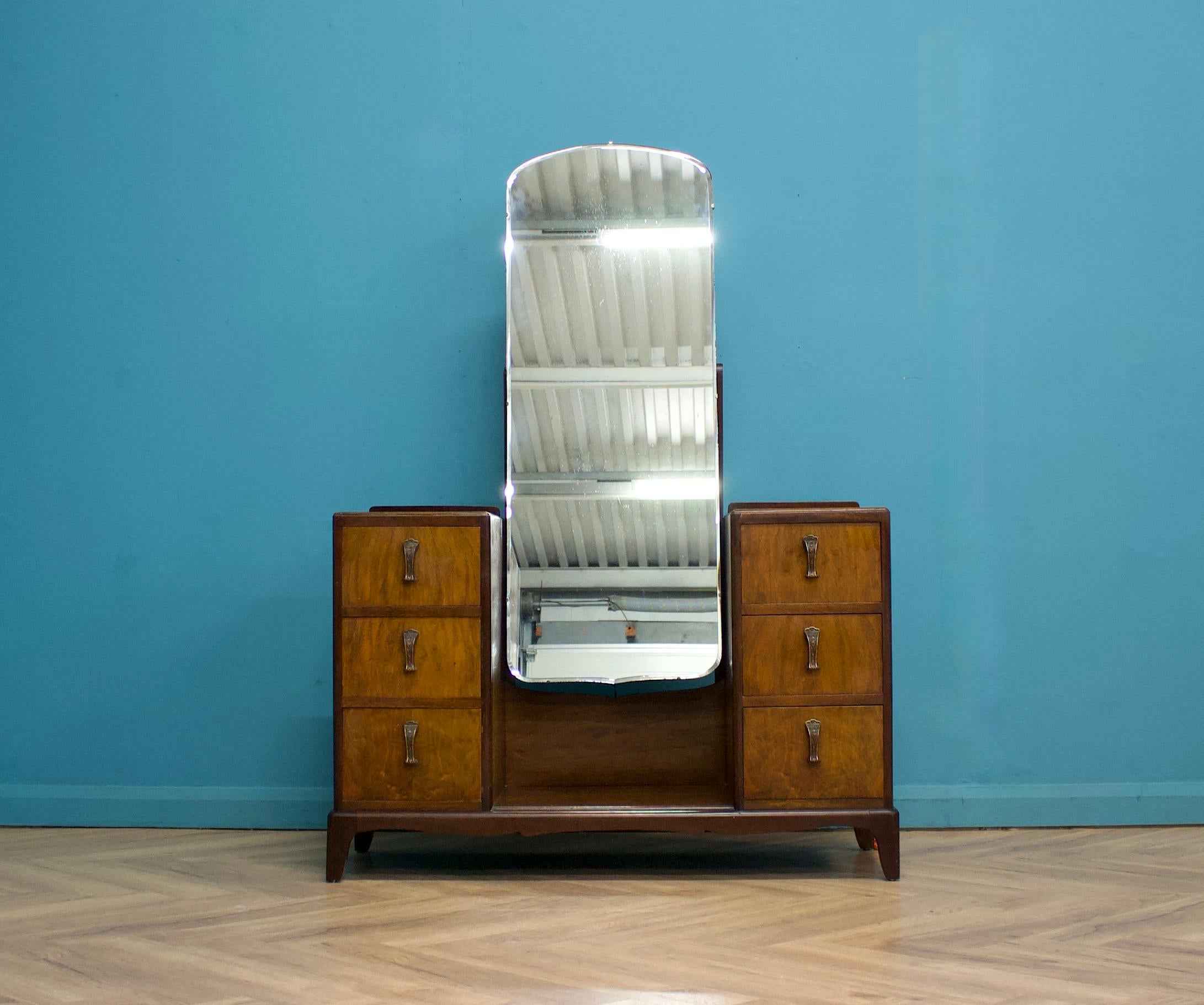 Britannique Commode Art Déco en ronce de noyer britannique, années 1950 en vente