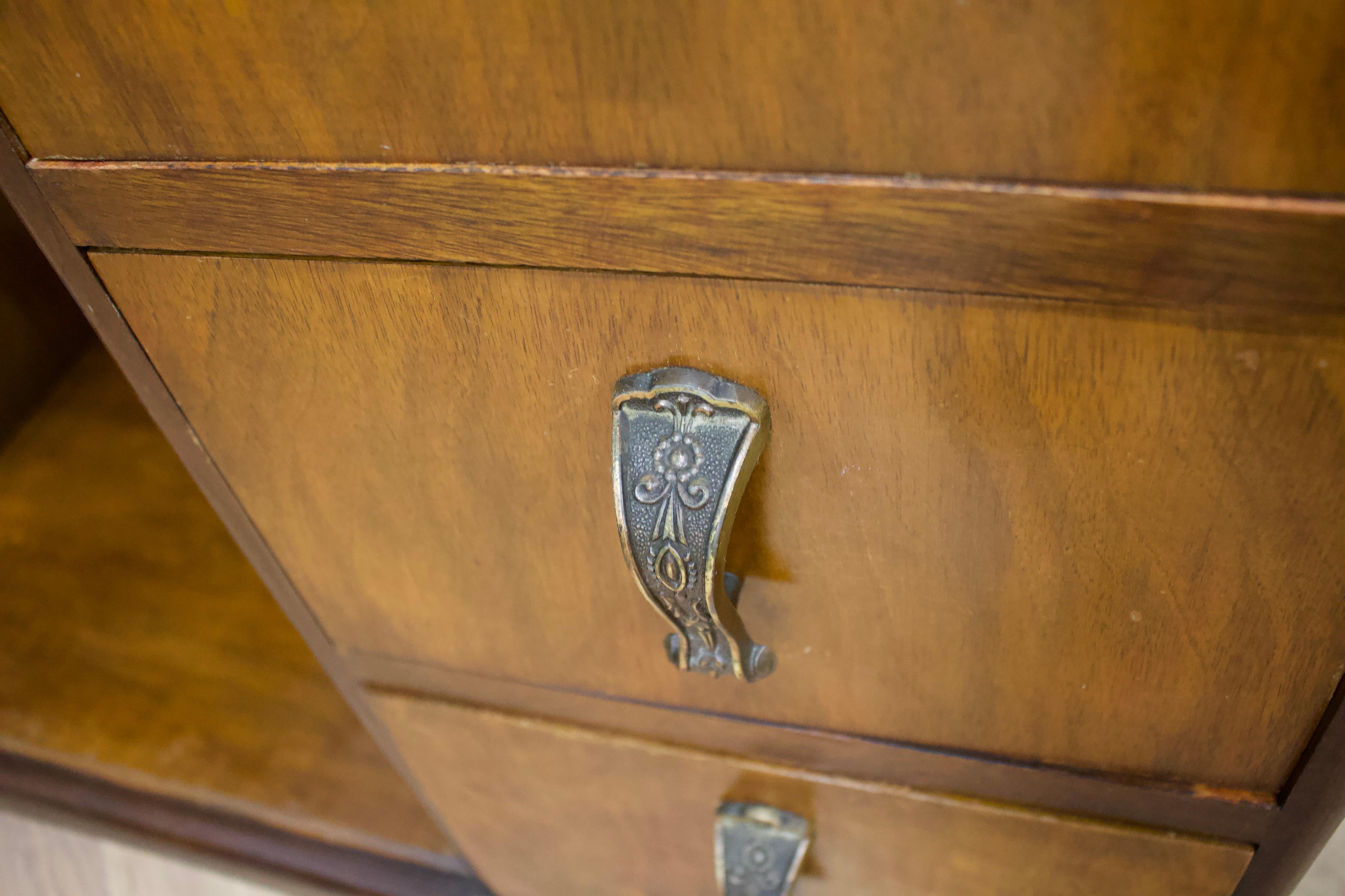 Commode Art Déco en ronce de noyer britannique, années 1950 Bon état - En vente à South Shields, GB