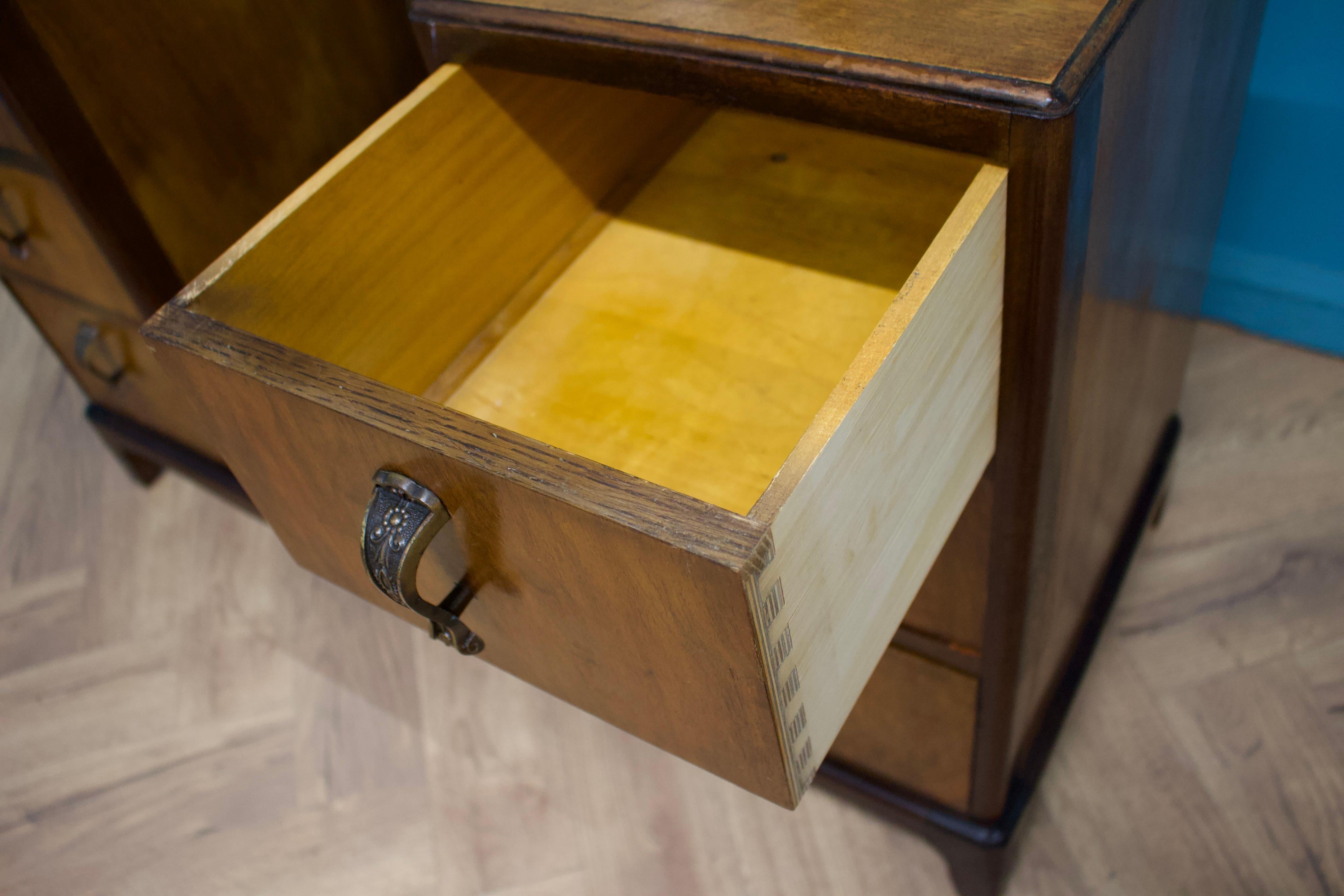 Commode Art Déco en ronce de noyer britannique, années 1950 en vente 1