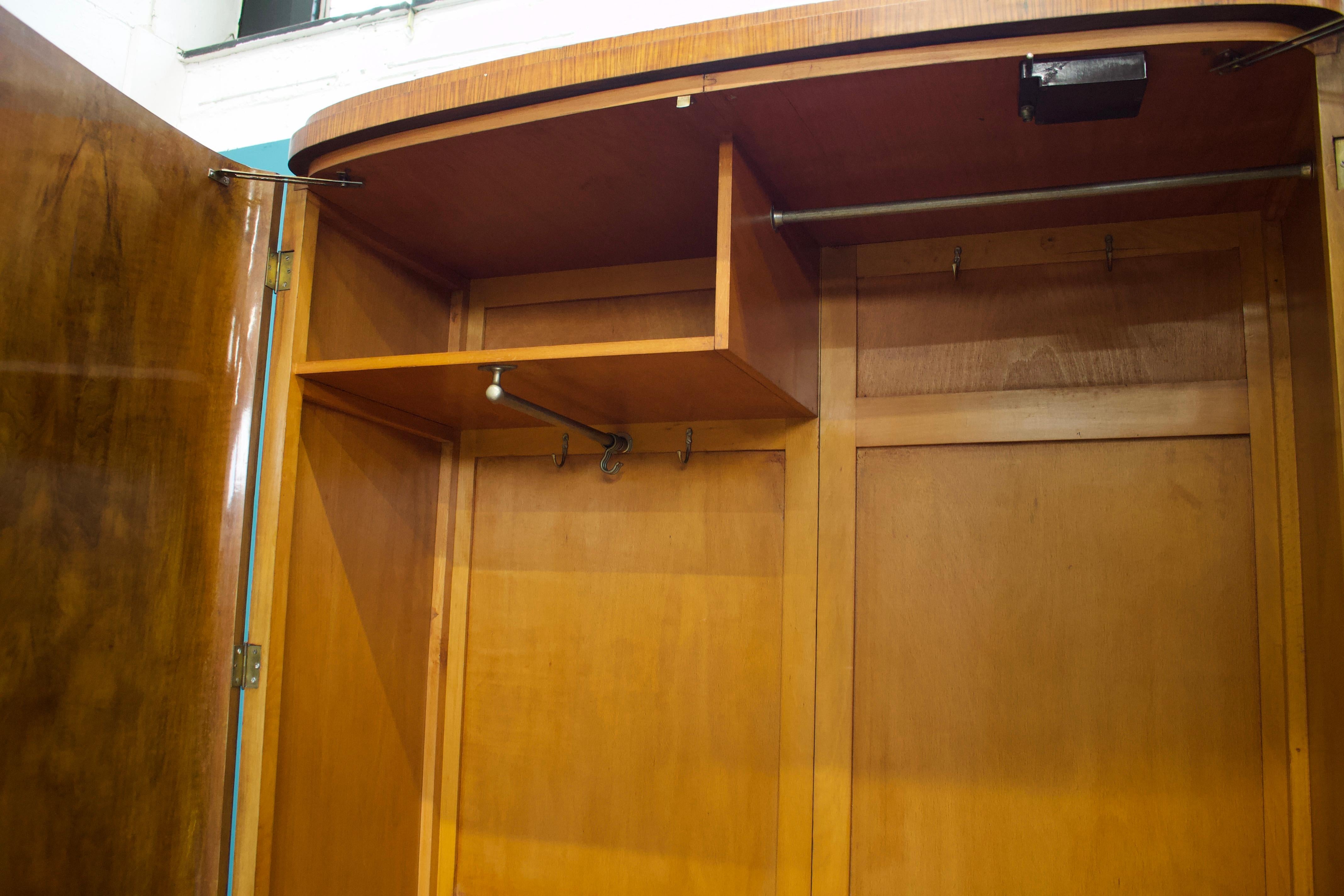 Art Deco Britischer Schrank aus Wurzelnussholz, 1930er Jahre im Angebot 3