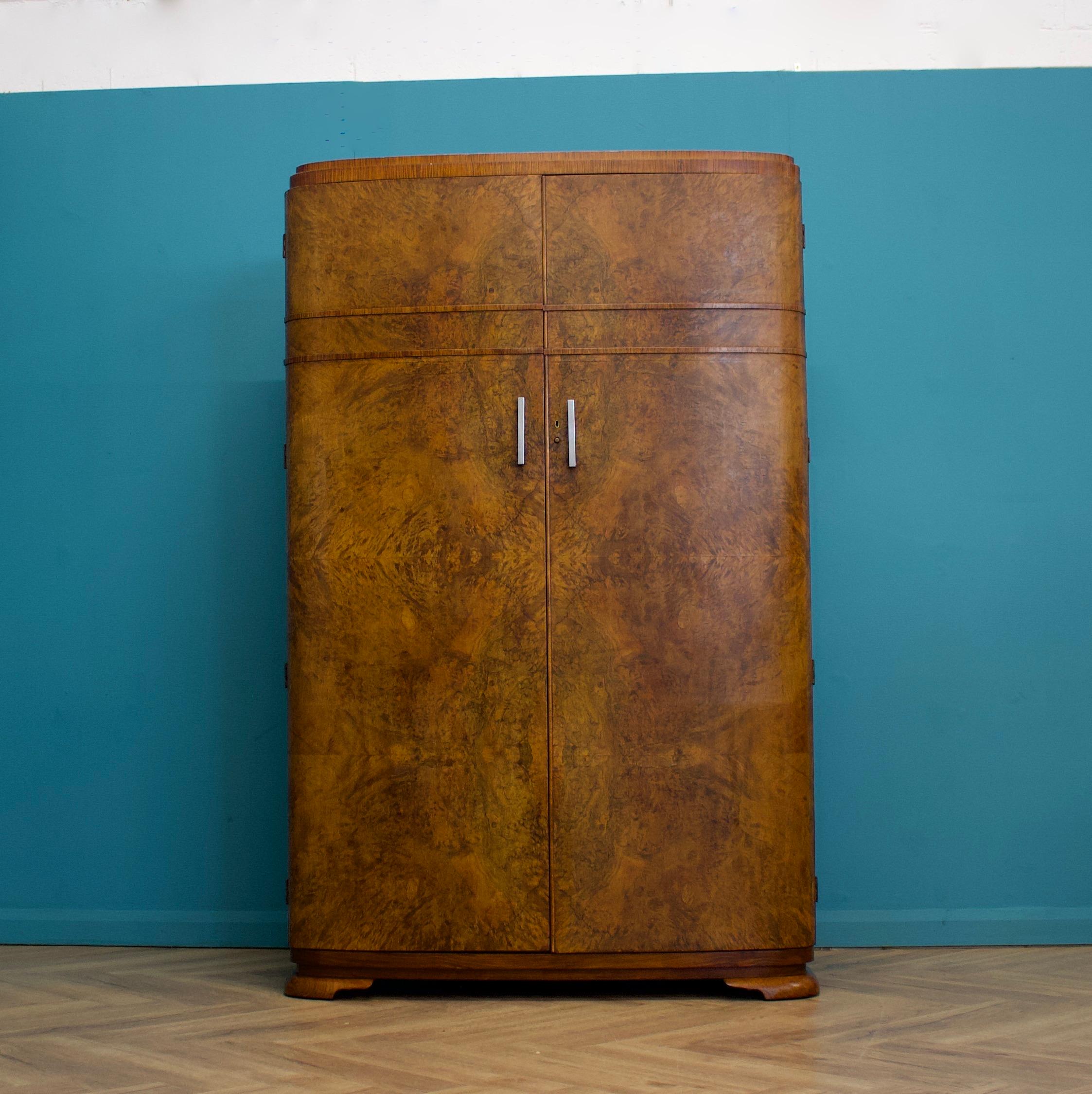 Art-Deco-Schrank aus Nussbaumholz - ca. 1930er Jahre
Ausgestattet mit zwei Kleiderstangen und einem Regal

Ausgestattet mit dekorativen Metallgriffen
Der Kleiderschrank ist in zwei Hälften geteilt