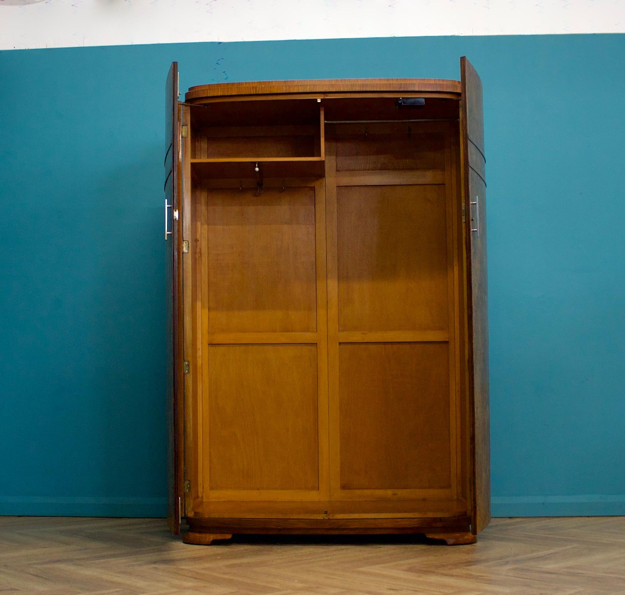 Art Deco Britischer Schrank aus Wurzelnussholz, 1930er Jahre (Art déco) im Angebot