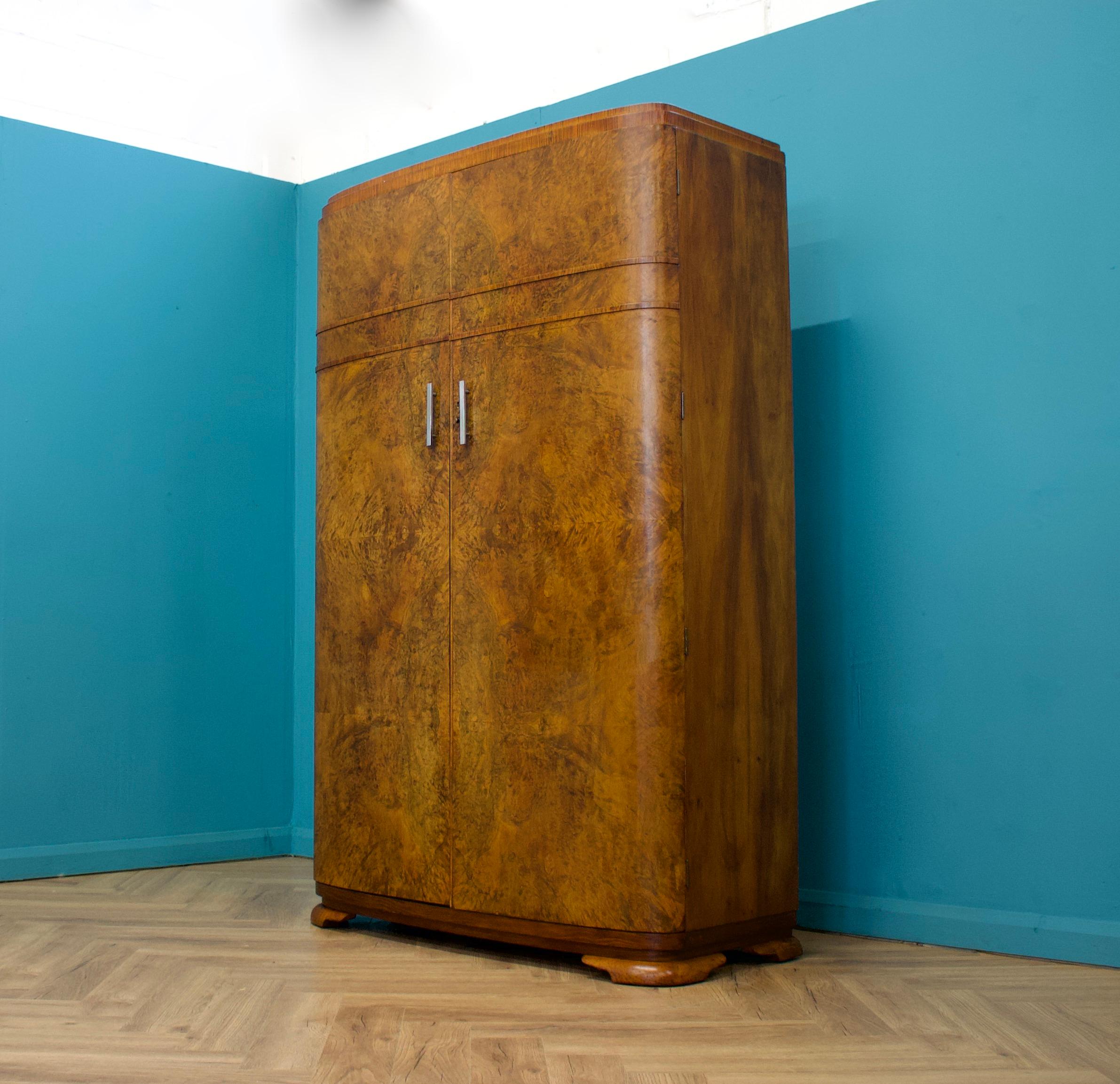 Art Deco Britischer Schrank aus Wurzelnussholz, 1930er Jahre (Furnier) im Angebot