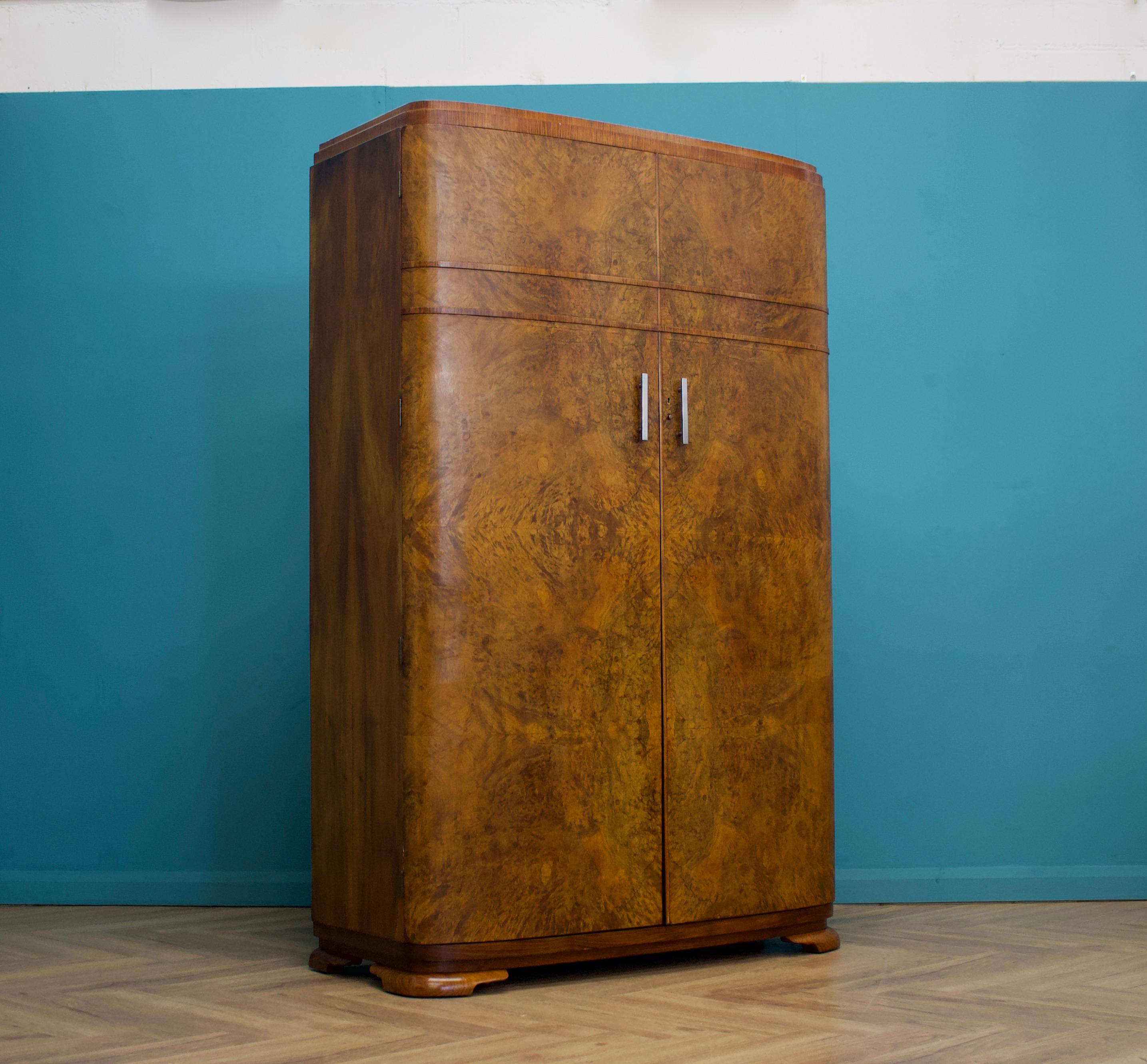 Art Deco Britischer Schrank aus Wurzelnussholz, 1930er Jahre im Zustand „Gut“ im Angebot in South Shields, GB