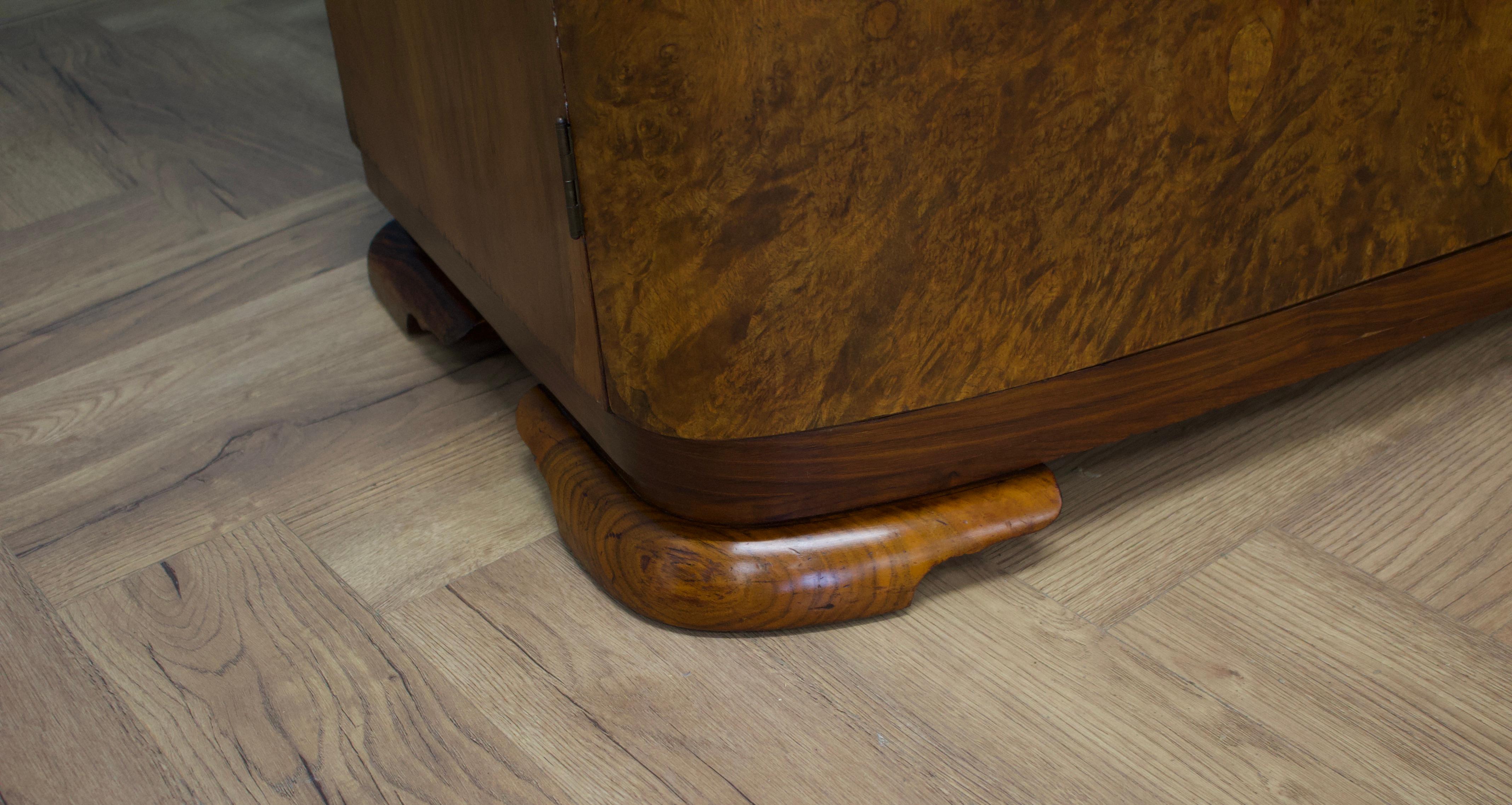 Art Deco Britischer Schrank aus Wurzelnussholz, 1930er Jahre (Holz) im Angebot