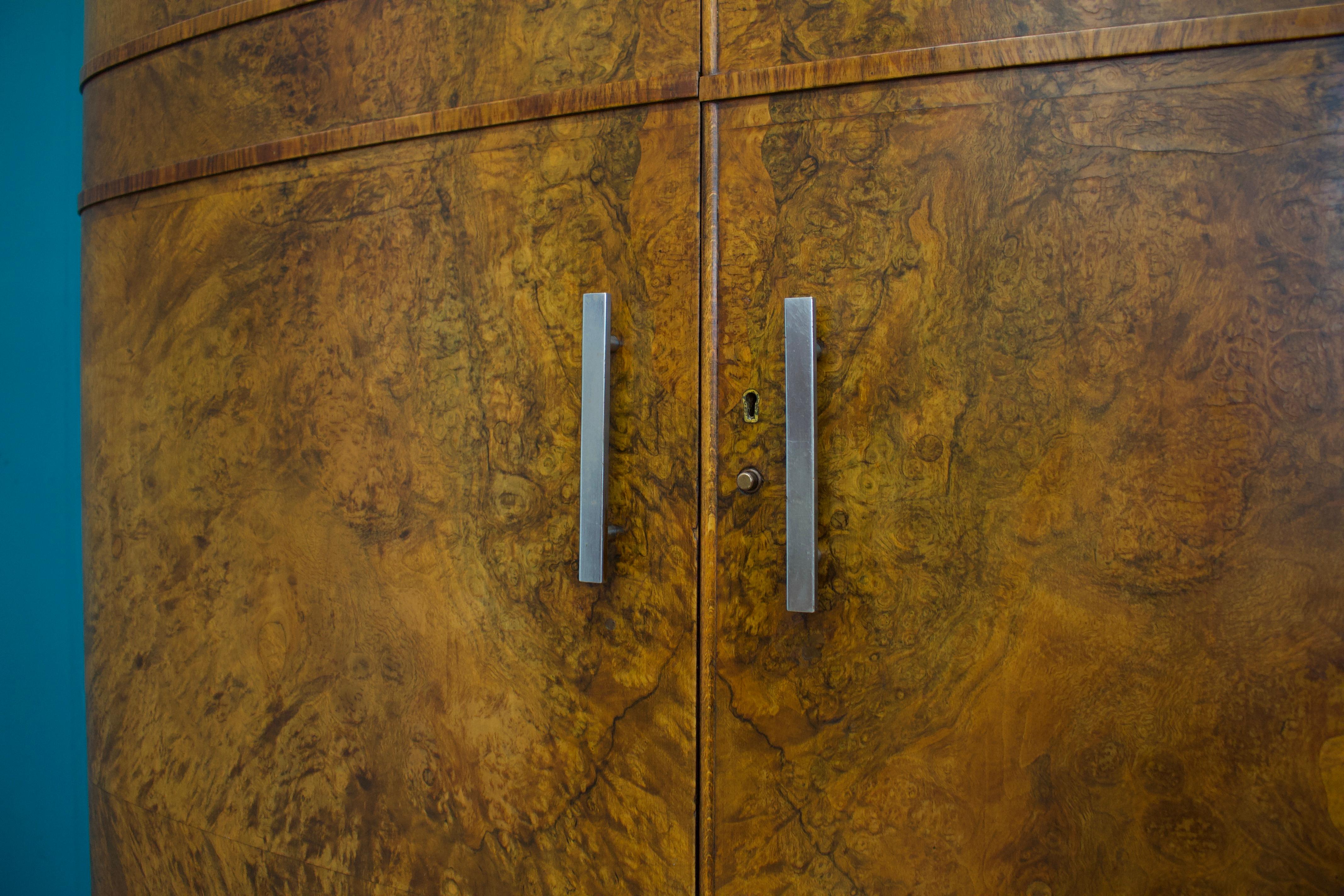 Art Deco Britischer Schrank aus Wurzelnussholz, 1930er Jahre im Angebot 1