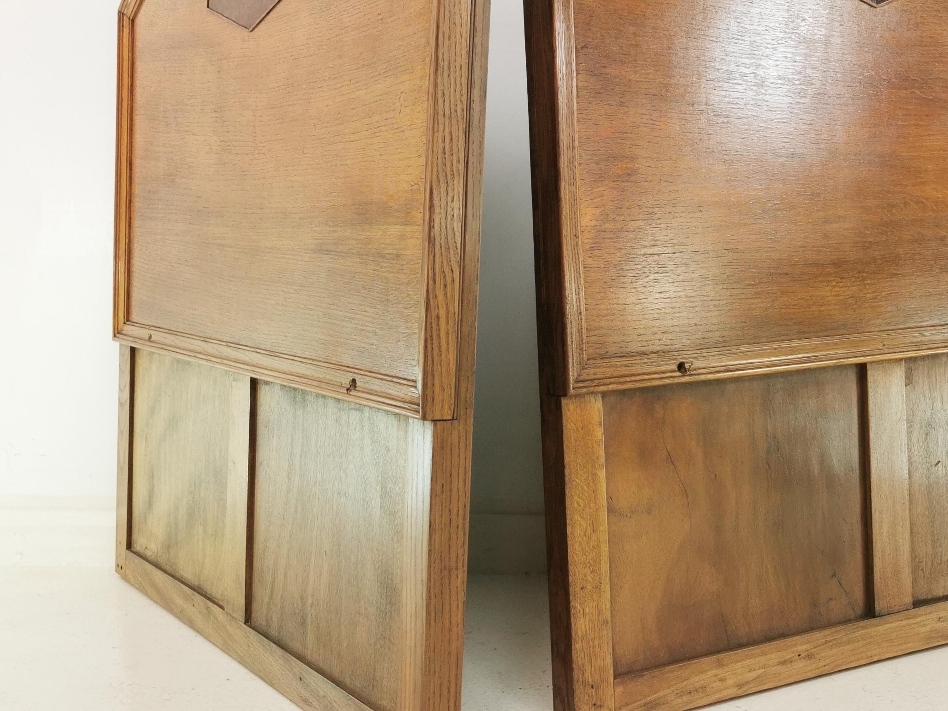 Maple & Co Headboards

A pair of British made Maple & Co headboards. 

From the first quarter of the 20th century, this quality oak piece has a superb natural grain and is offered in excellent condition, well cared for and maintained over