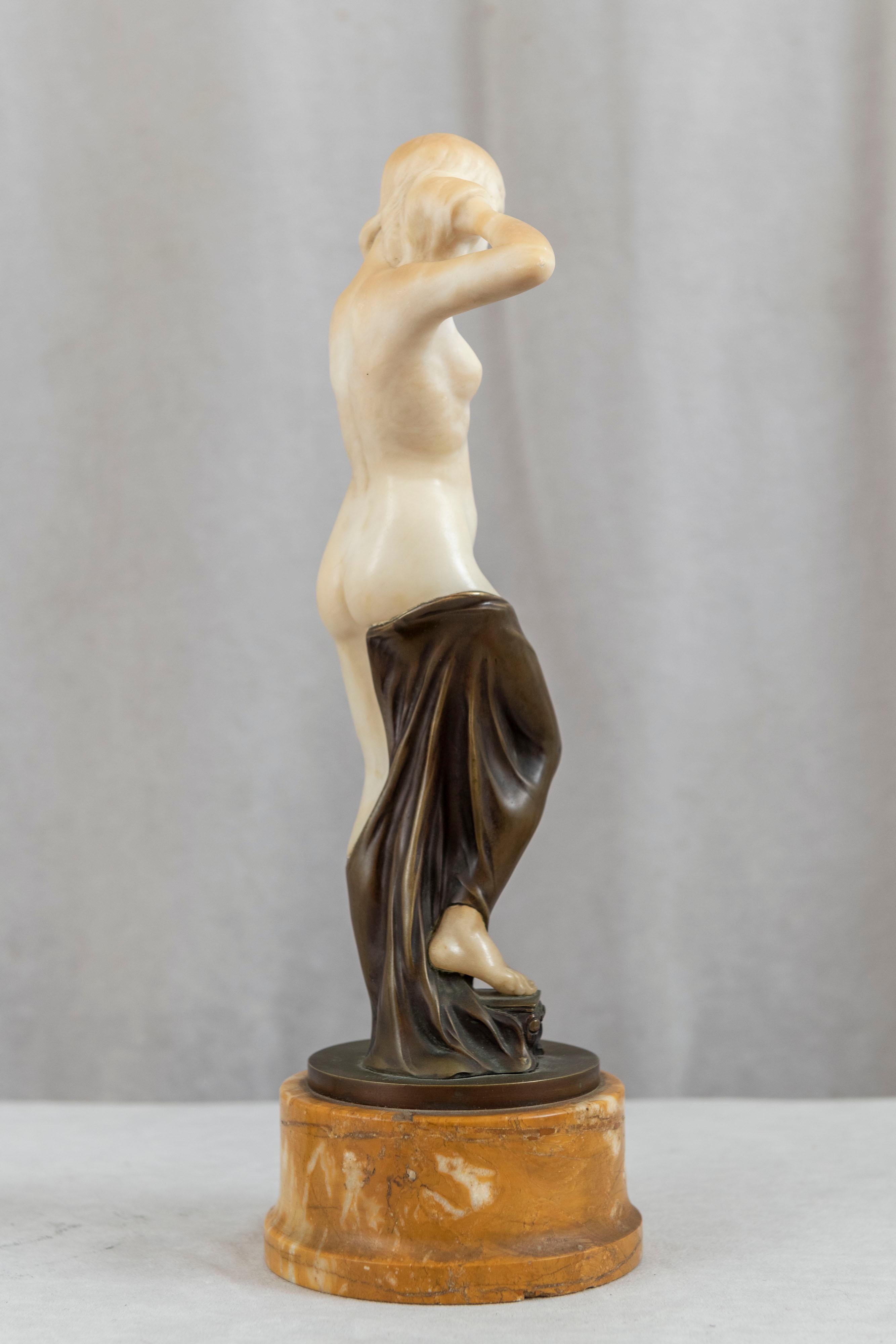 Art déco Femme nue Art Déco en bronze et albâtre, signée, base en marbre de Sienne, vers les années 1920 en vente