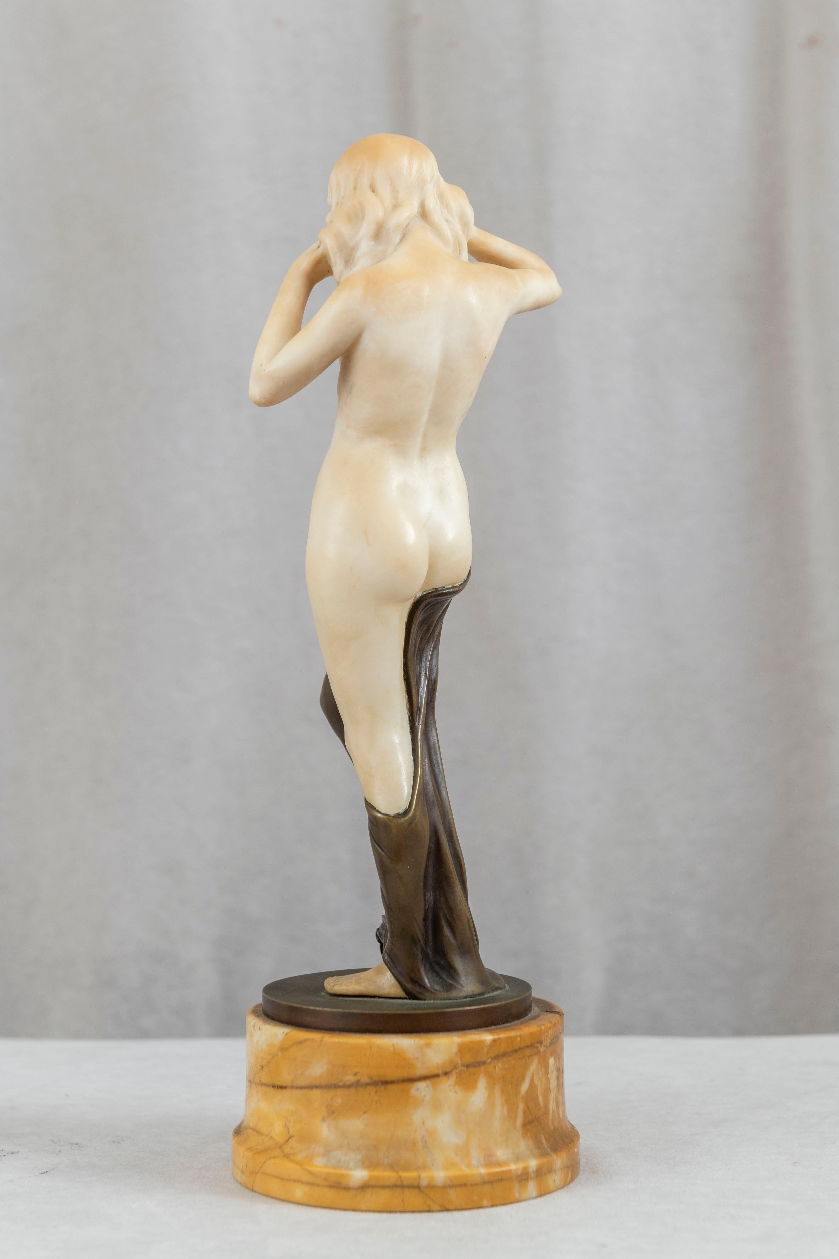 Autrichien Femme nue Art Déco en bronze et albâtre, signée, base en marbre de Sienne, vers les années 1920 en vente
