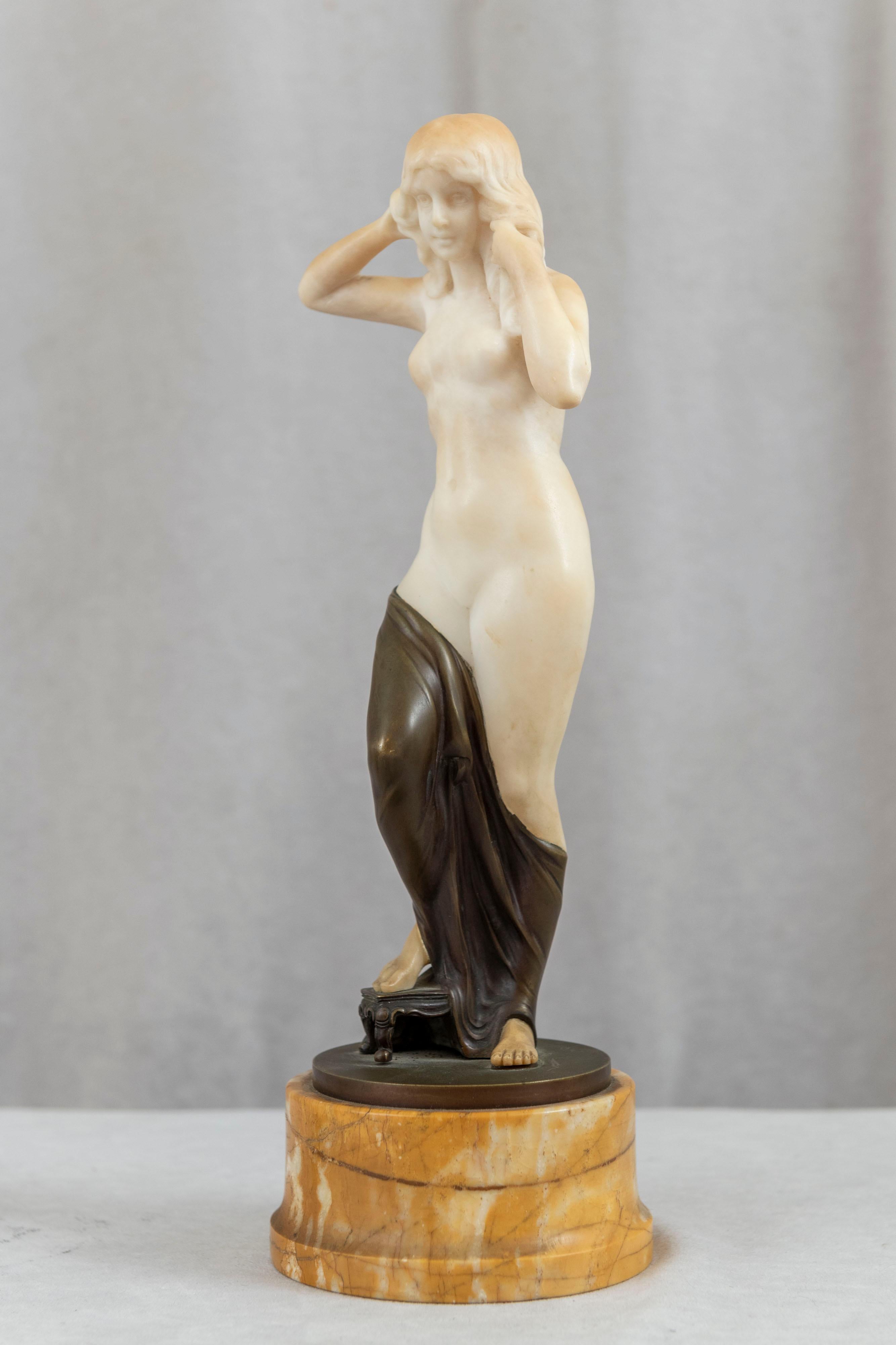 Sculpté à la main Femme nue Art Déco en bronze et albâtre, signée, base en marbre de Sienne, vers les années 1920 en vente