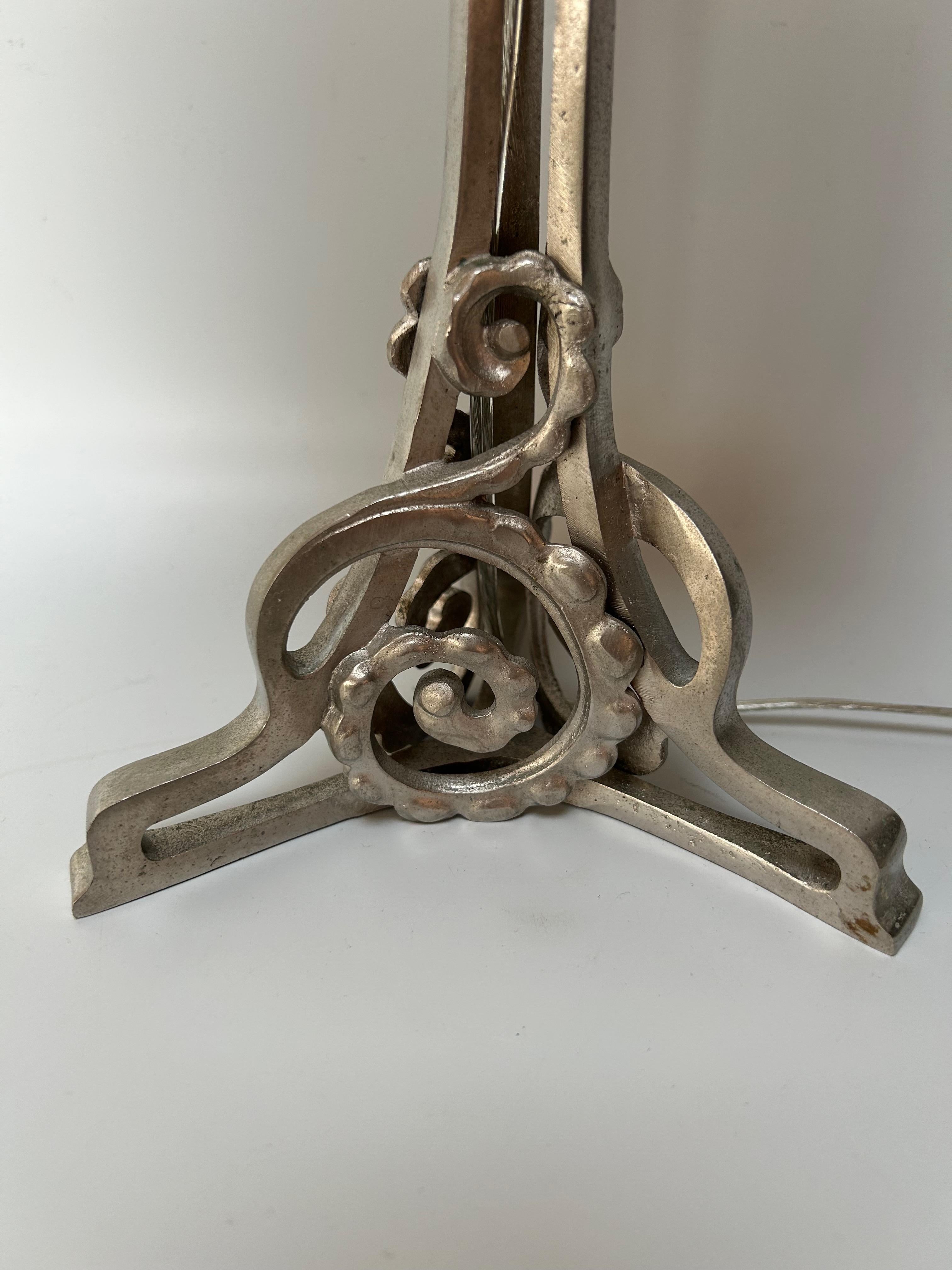 Art deco lamp circa 1930.
Nickel-plated bronze base and alabaster shell.
In perfect condition and electrified.

Total height: 48 cm
Shell diameter: 20 cm
Weight: 3.5 kg
