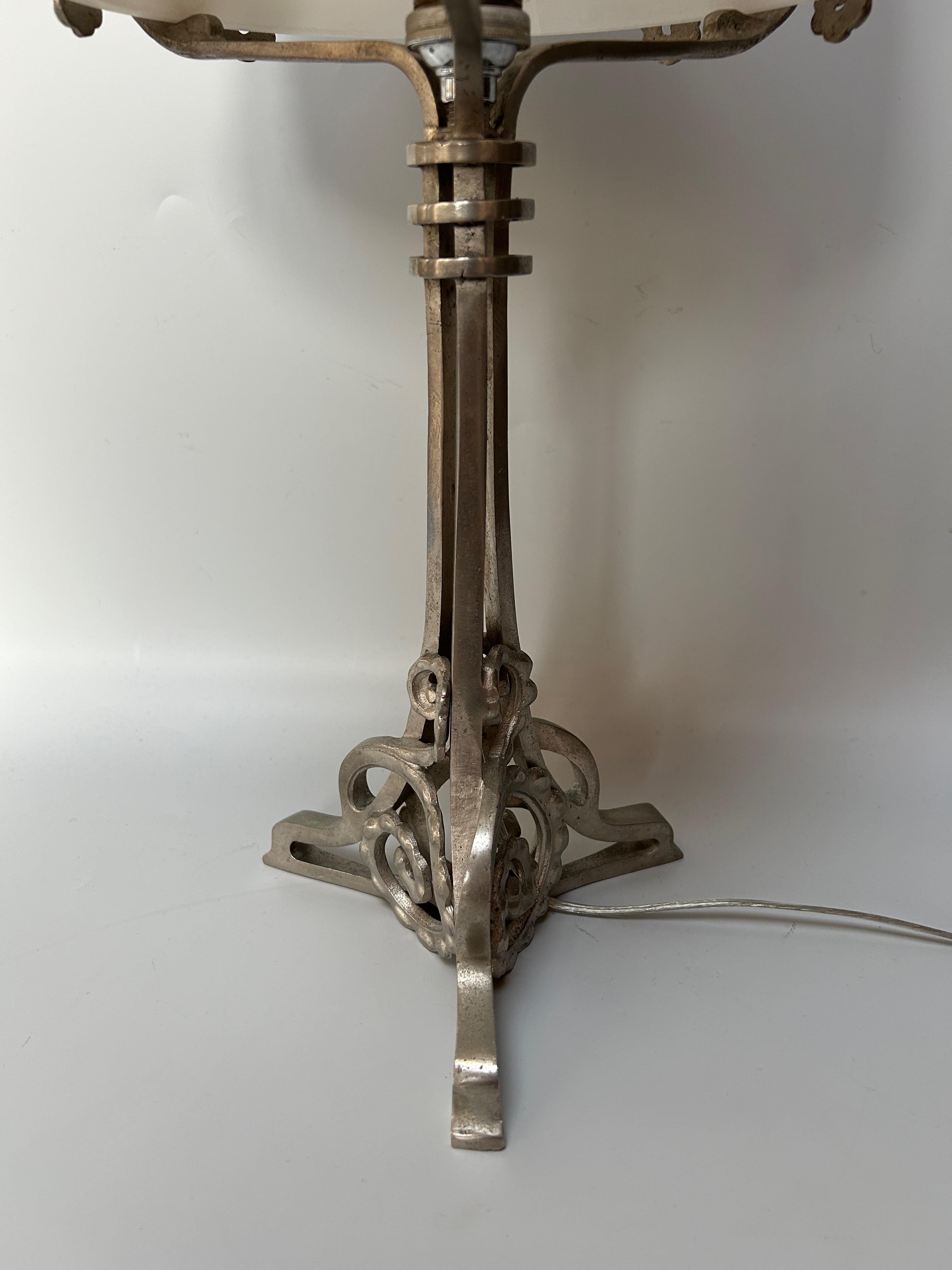 Art Deco Bronze and Alabaster Lamp In Excellent Condition For Sale In NANTES, FR
