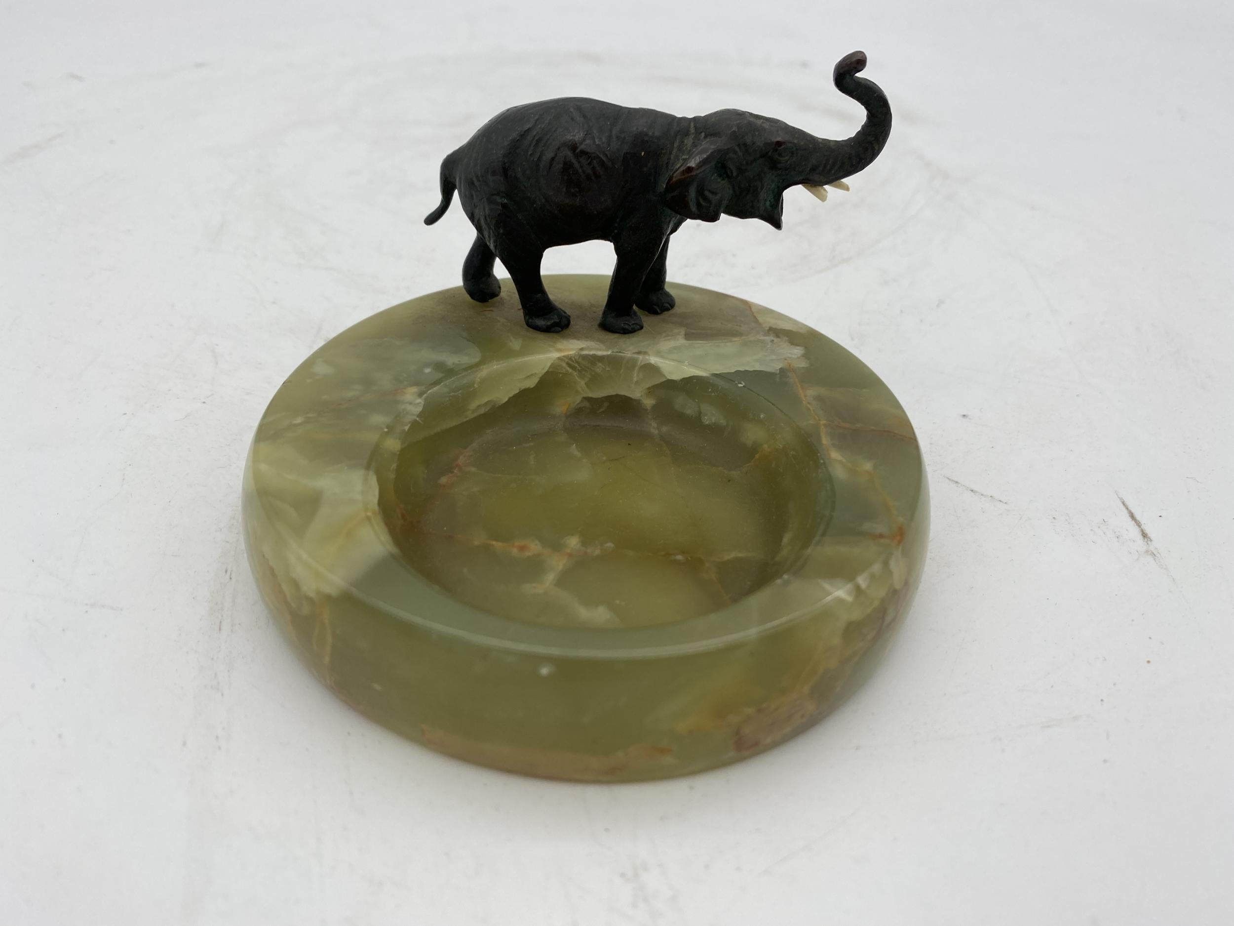Original green Marble ashtray features a bronze metal sculpture of elephant. This is a great example of early Art Deco design and is reminiscent of the design and quality found in Frankart and Nuart sculptures.

This tray comes unused and could be