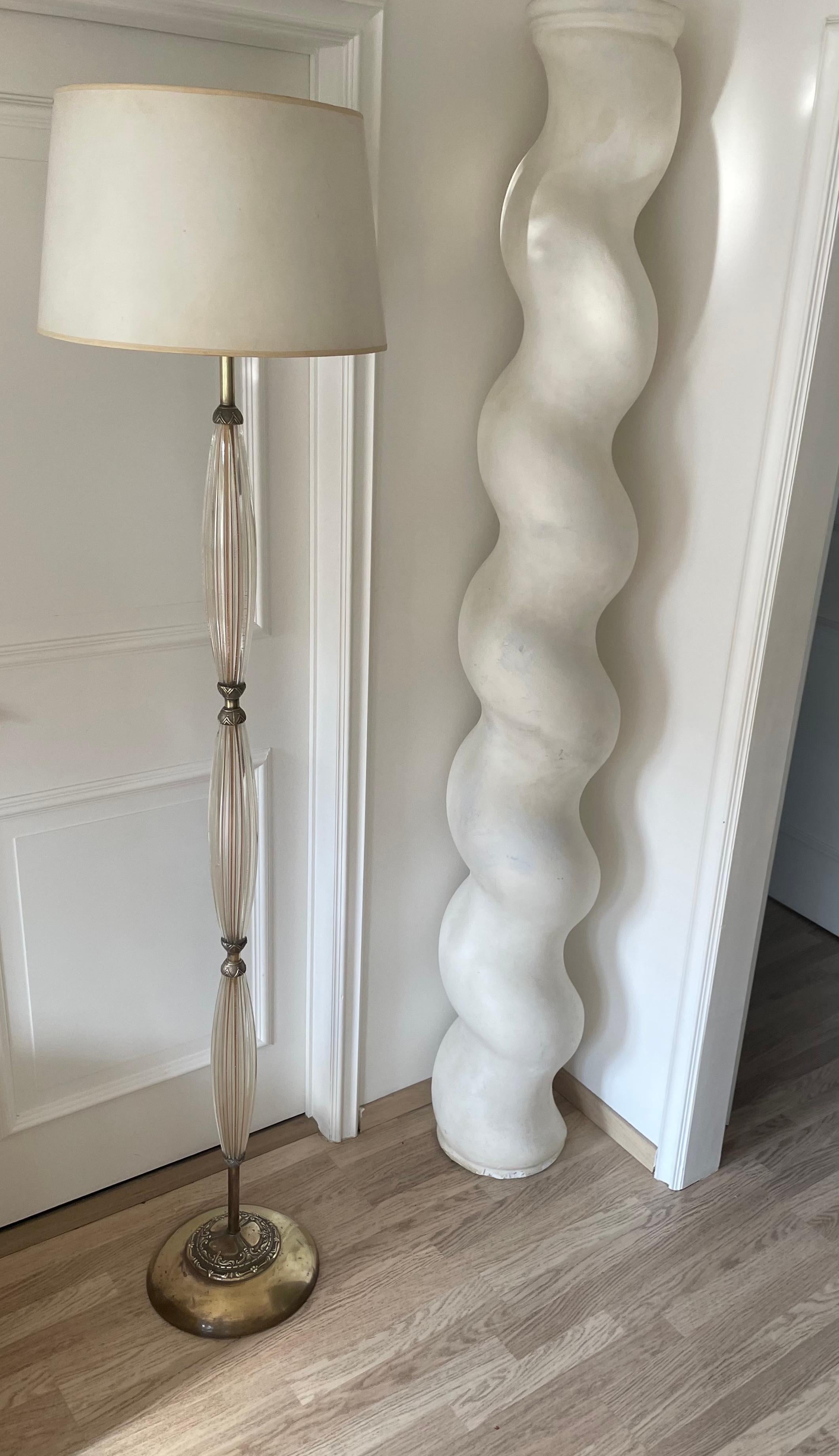 Beautiful and rare Murano floor lamp with gold internal inclusions.
Bronze parts with an Art Deco pattern.
Tree lights with a reflector.
Art Deco period.
Attributed to Barovier &Toso- circa 1925.