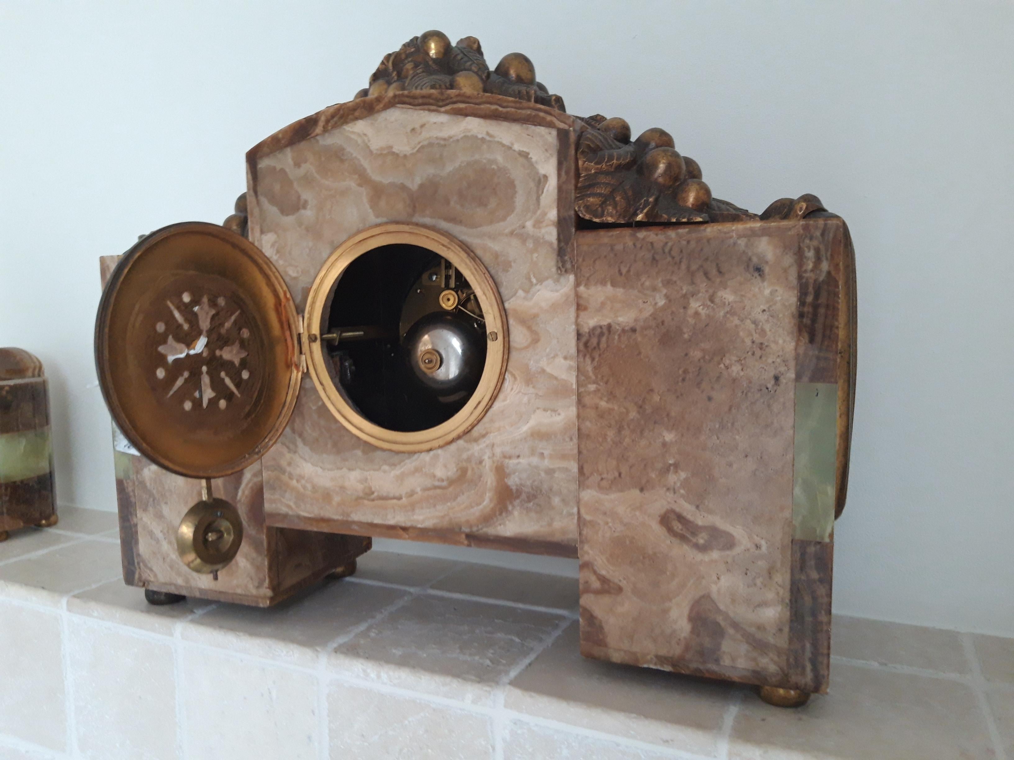 Art Deco bronze and onyx clock,
France, circa 1925.
Incl. Winding key, two cups and pendulum.