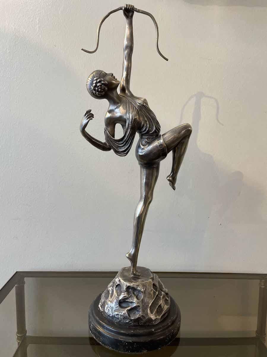 Bronze und versilberte Art Deco-Skulptur von Diana der Jägerin, signiert von Pierre Le Faguays.

Maße H 48 cm, Sockel-Durchmesser 15 cm