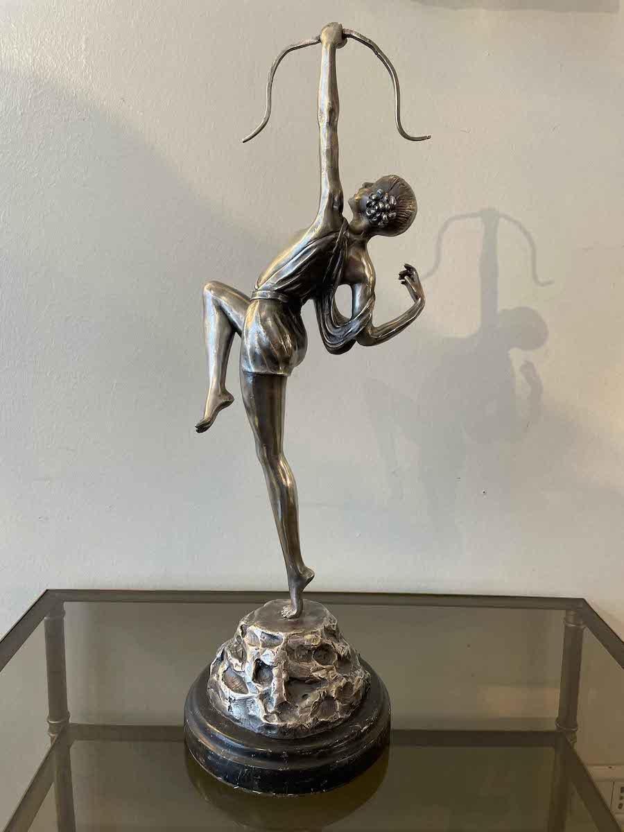 Art déco-Skulptur der Jägerin Diana aus Bronze und Silber im Art déco-Stil von Pierre Le Faguays im Angebot 1