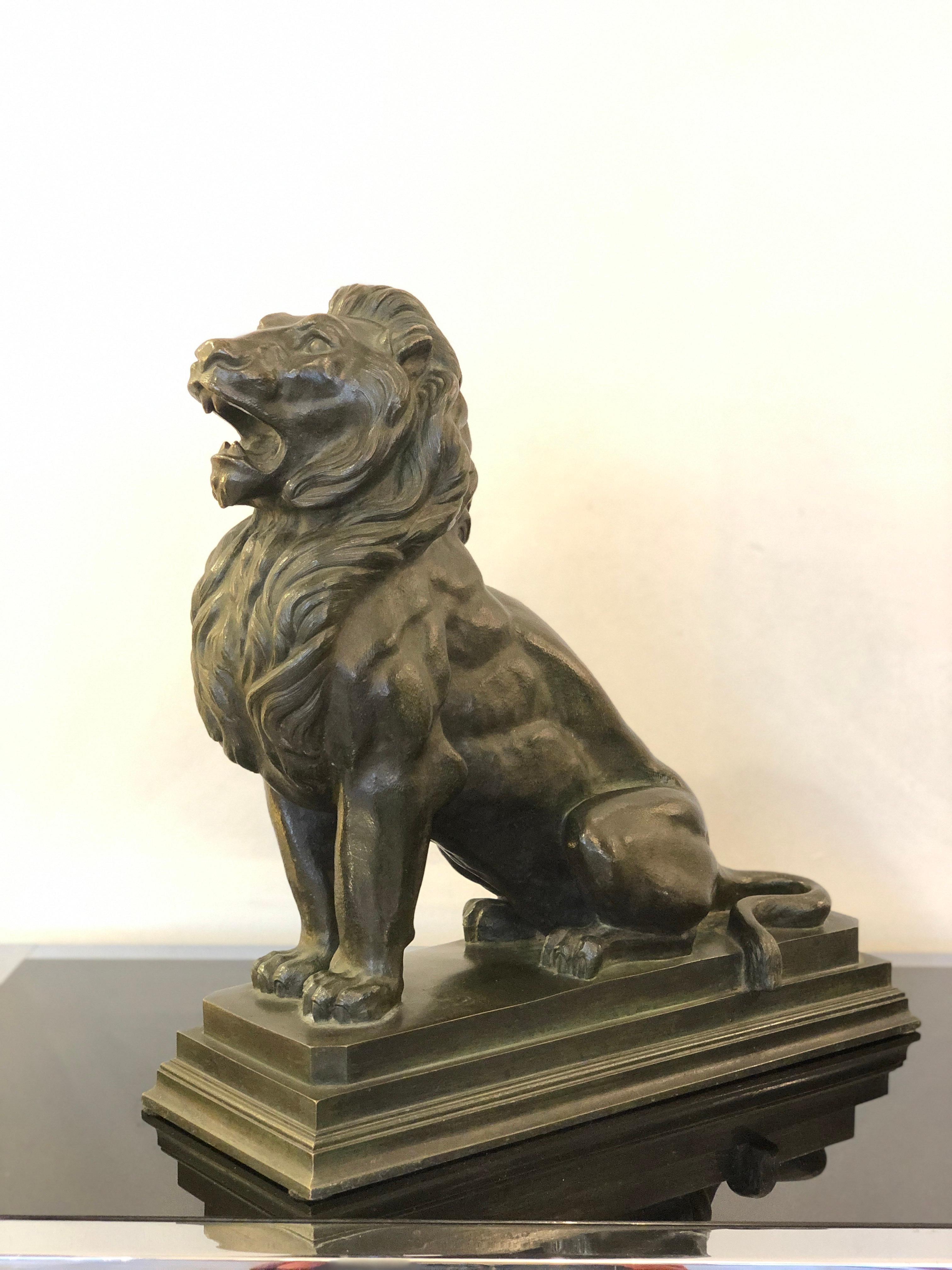 Français Sculpture de lion animal en bronze Art déco en vente