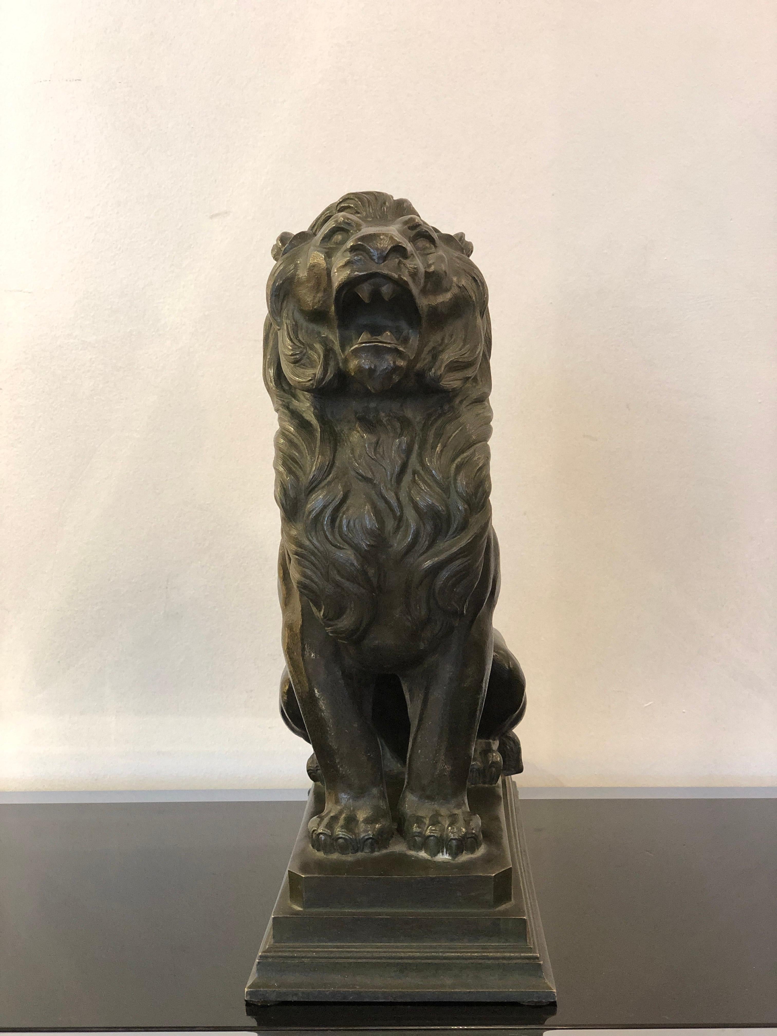20ième siècle Sculpture de lion animal en bronze Art déco en vente