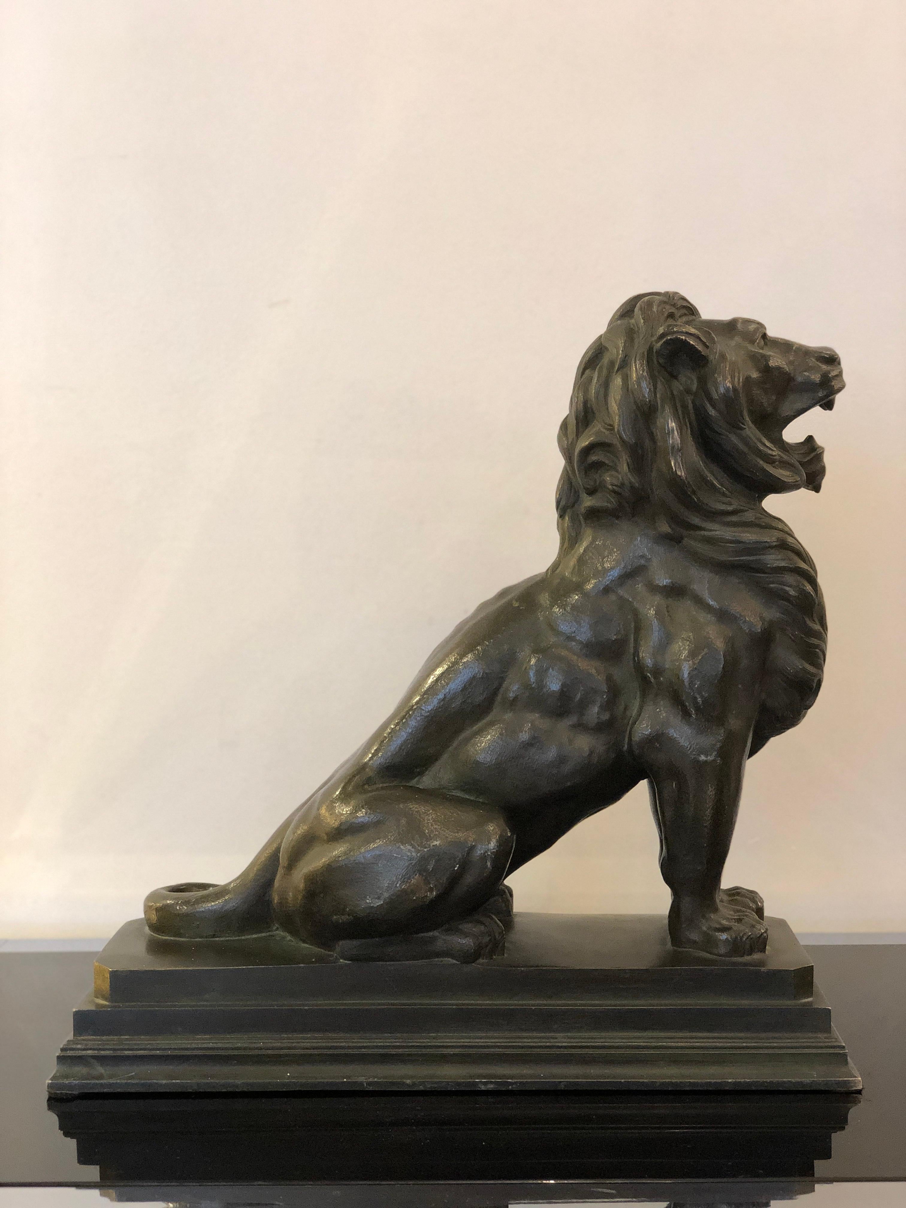 Bronze Sculpture de lion animal en bronze Art déco en vente