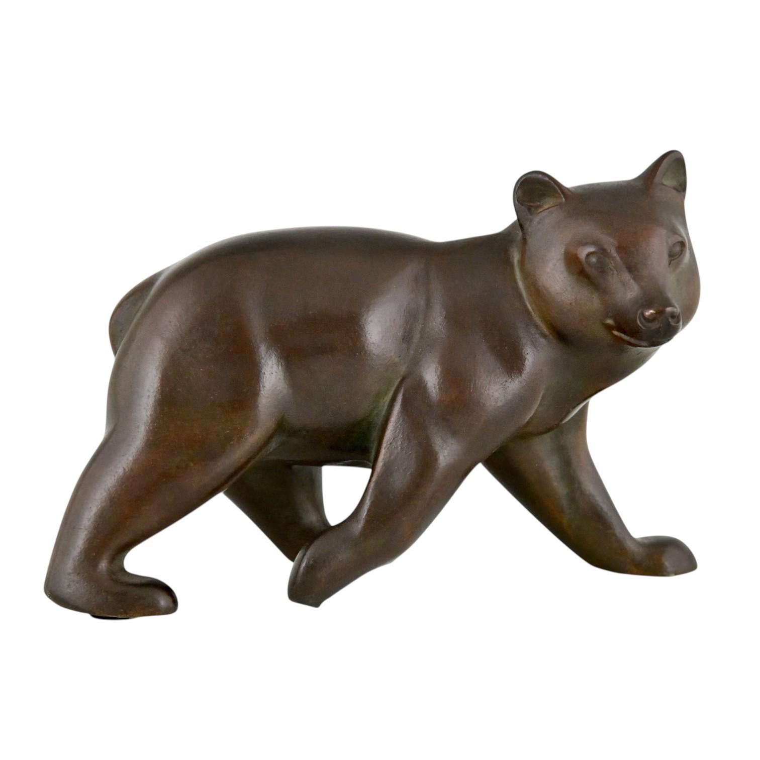 Questa elegante scultura in bronzo Artistics della famosa artista francese Irénée Rochard (1906-1984) raffigura un orso stilizzato in movimento. Realizzato negli anni '30, il pezzo esemplifica la maestria di Rochard nel catturare la forma e il