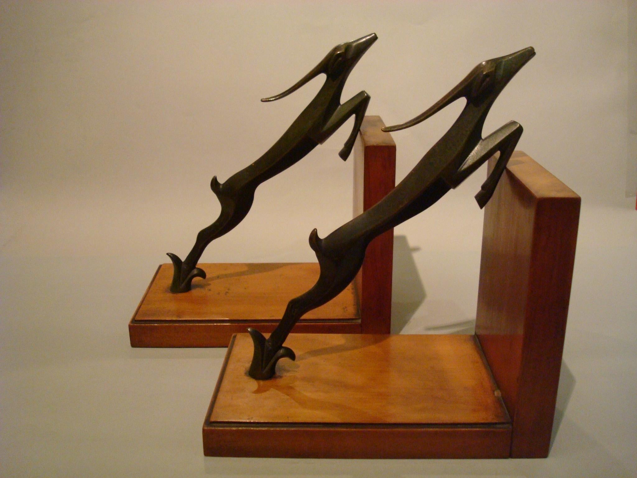 Art Deco Bronze Bookends Deer Sculpture with Wooden Base, circa 1920s In Good Condition For Sale In Buenos Aires, Olivos